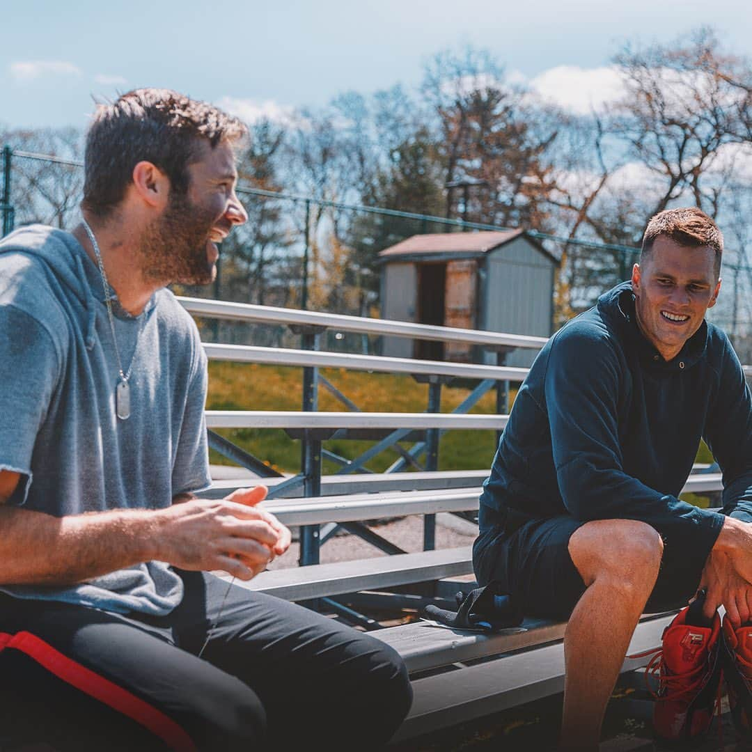 ジュリアン・エデルマンさんのインスタグラム写真 - (ジュリアン・エデルマンInstagram)「Offseason workouts with TB... no laughing matter...」8月17日 3時54分 - edelman11