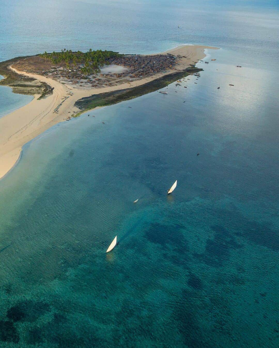 National Geographic Travelさんのインスタグラム写真 - (National Geographic TravelInstagram)「Photo by George Steinmetz @geosteinmetz | Fishing dhows heading out for low tide on the outer reef of the Quirimba Islands, Mozambique. These once rich waters have been fished-out and now coastal families have moved to this waterless islet to be closer to the fishing areas on the outer reef. It may be beautiful from above… but you can’t eat beauty. To see more of our world from above, follow @geosteinmetz.」8月17日 4時02分 - natgeotravel