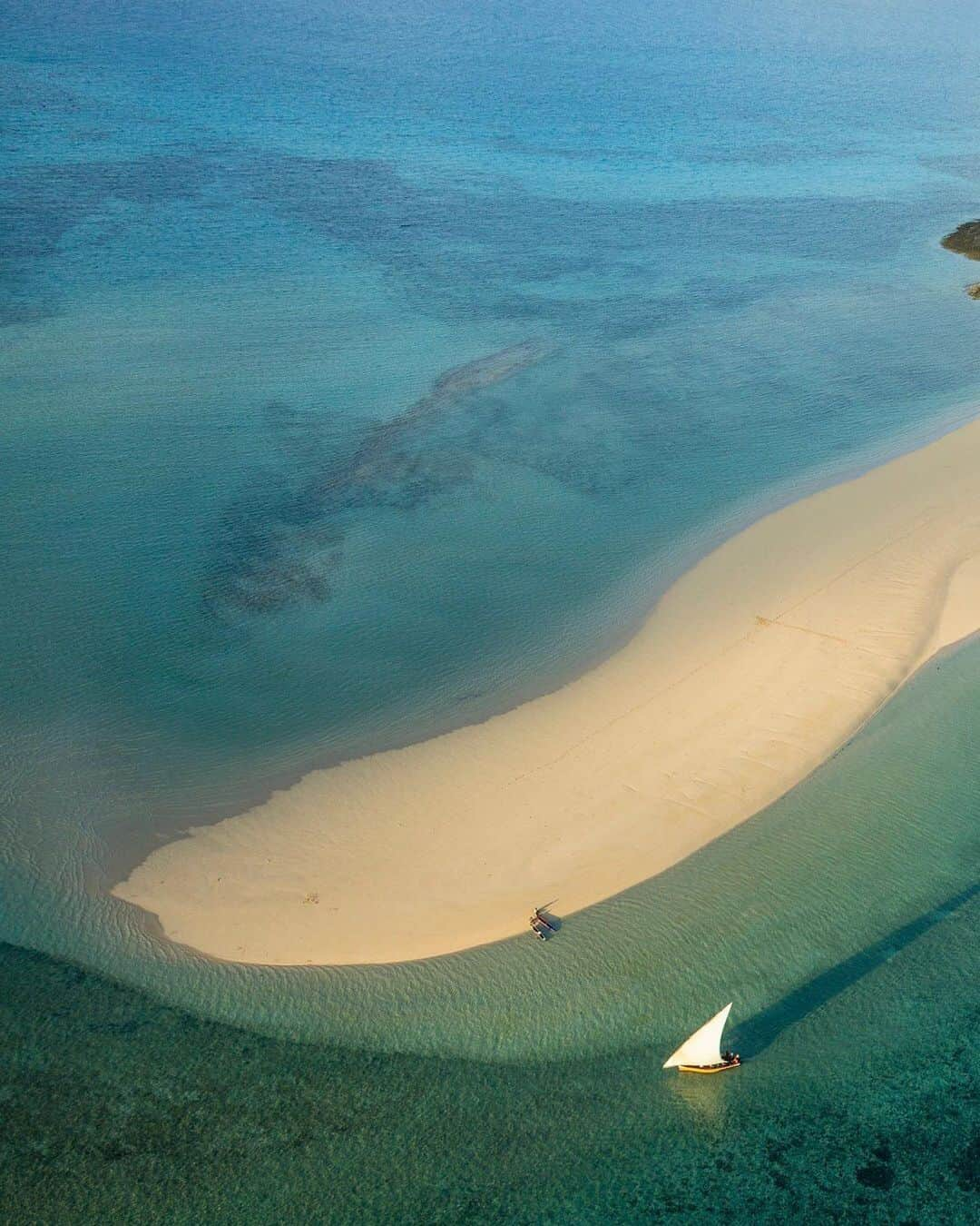 National Geographic Travelさんのインスタグラム写真 - (National Geographic TravelInstagram)「Photo by George Steinmetz @geosteinmetz | Fishing dhows heading out for low tide on the outer reef of the Quirimba Islands, Mozambique. These once rich waters have been fished-out and now coastal families have moved to this waterless islet to be closer to the fishing areas on the outer reef. It may be beautiful from above… but you can’t eat beauty. To see more of our world from above, follow @geosteinmetz.」8月17日 4時02分 - natgeotravel