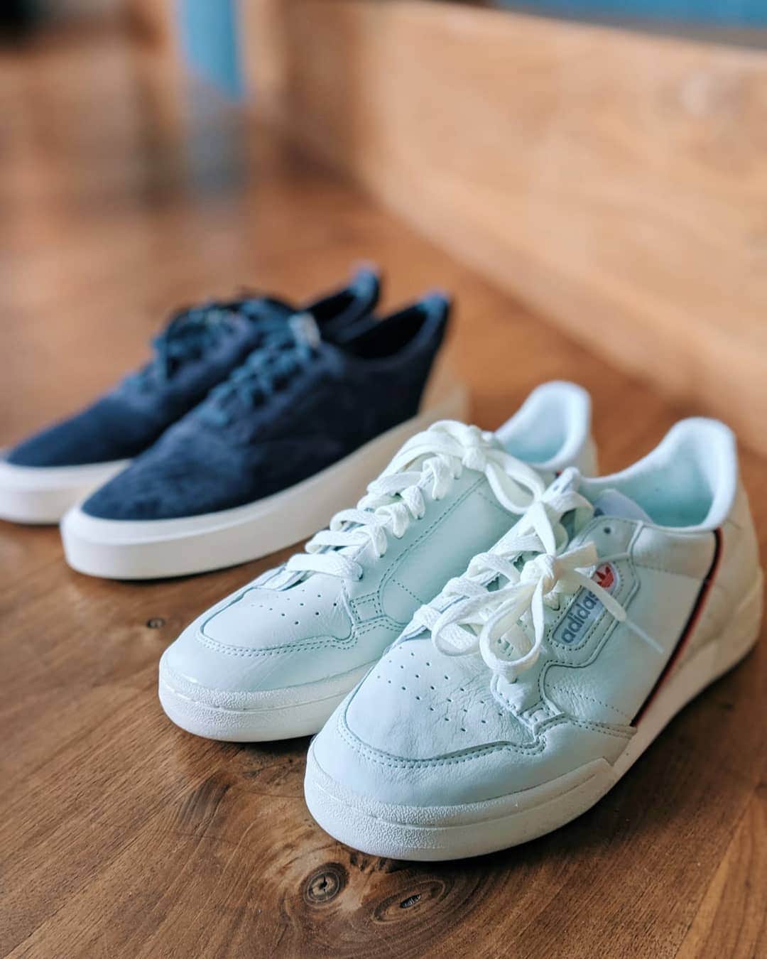 MR PORTERのインスタグラム：「Sun, sea and sneakers. These are the pairs we are packing for the weekend 👟 #MRPORTERHamptons - Head to the link in bio to discover our favourite sneakers.」