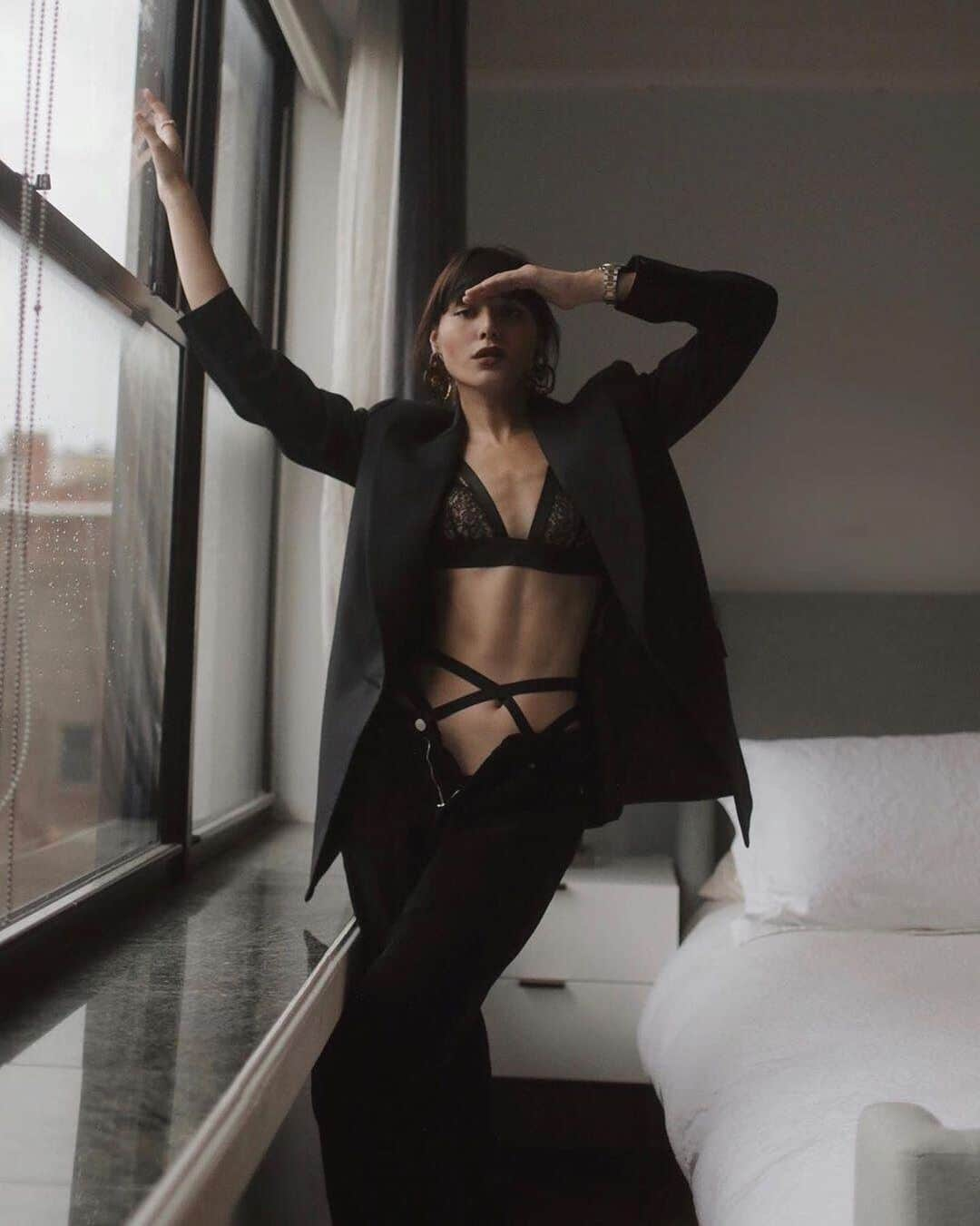 ヴィクトリアズ・シークレットさんのインスタグラム写真 - (ヴィクトリアズ・シークレットInstagram)「@natalieoffduty means business when she layers strappy lingerie under a power suit. #regram」8月17日 4時15分 - victoriassecret