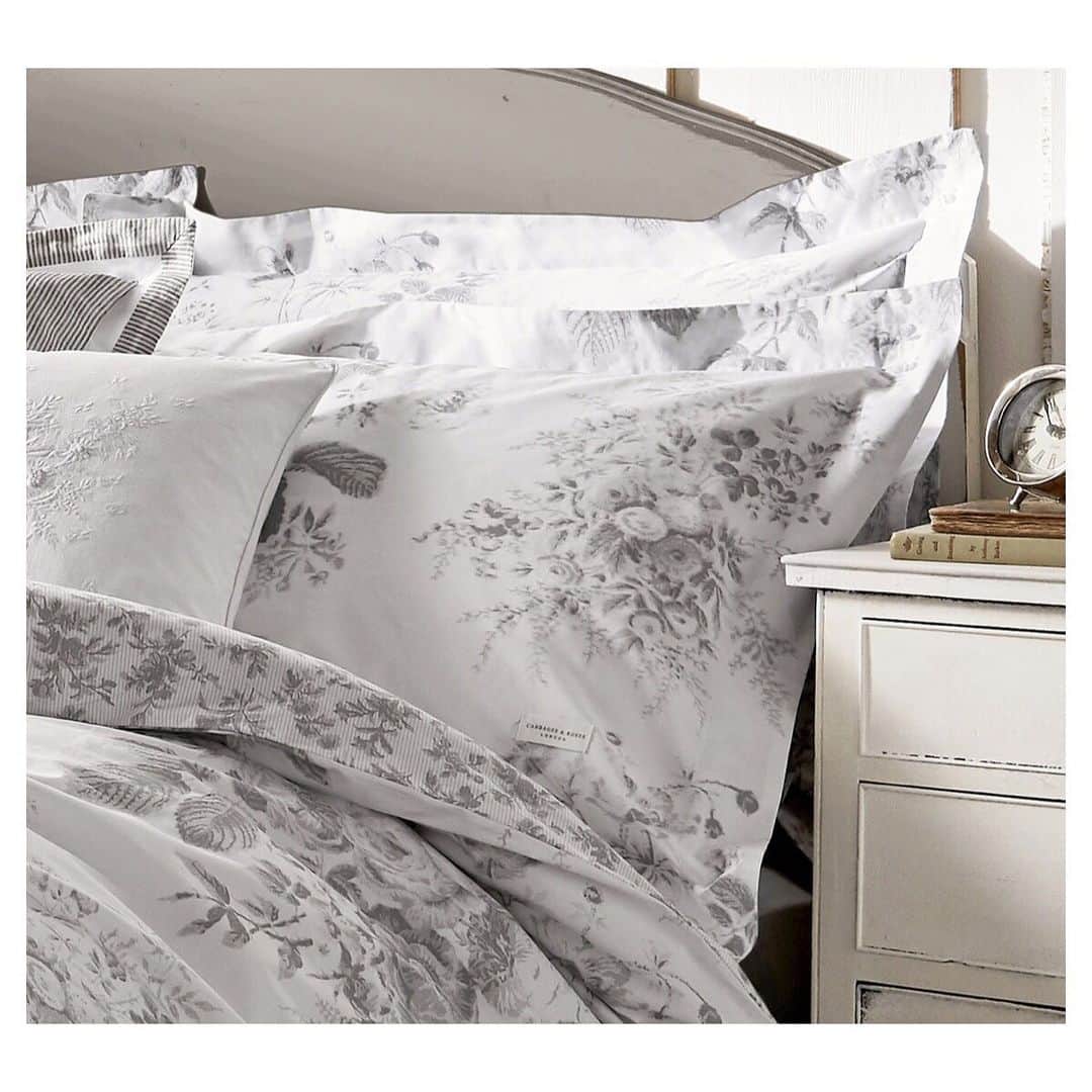 キャベジズ&ローゼズのインスタグラム：「Darcy Rose enchants with large scale grey florals 🖤 Available in multiple sizes 👇Tap to shop the set👇#taptoshop #beddingcollection #duvetcover #duvet #bedset #interiordesign #interiordecor #greyflorals #cabbagesandroses #cabbagesandroseslifestyle @christina_strutt @cabbagesandroses_shop」