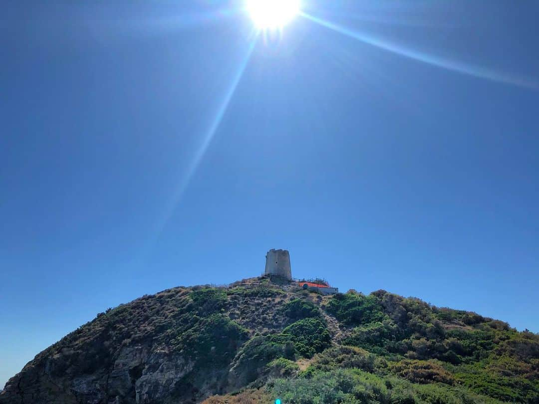 ルーカス・グラビールさんのインスタグラム写真 - (ルーカス・グラビールInstagram)「Pretty intense day. I'm falling for this island. Driving is tricky, but I'm getting used to it. I had a cove to myself for a long time which was a perfect meditation spot. (sorry for all the selfies) ...and I had the best pizza of my life. #soloquesto #morethanavacation」8月17日 4時16分 - mrgrabeel