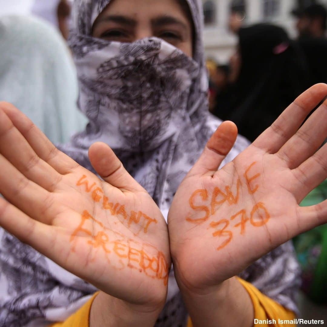 ABC Newsさんのインスタグラム写真 - (ABC NewsInstagram)「A Kashmiri woman shows her hands with messages at a protest after Friday prayers amid continued tensions over restrictions in the disputed region. #kashmir #india #protest」8月17日 4時20分 - abcnews