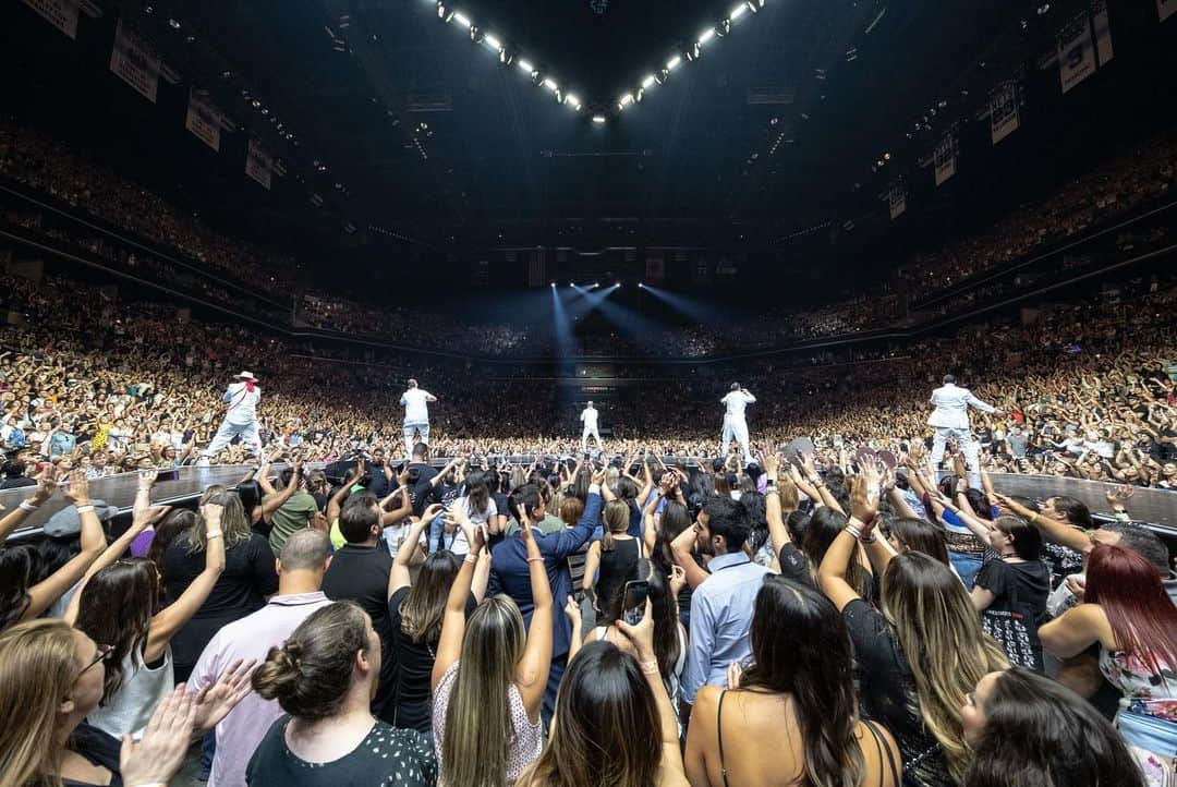 backstreetboysさんのインスタグラム写真 - (backstreetboysInstagram)「Brooklyn you really know how to turn up the heat. Wow! #BSBNYC #DNAWorldTour」8月17日 4時30分 - backstreetboys