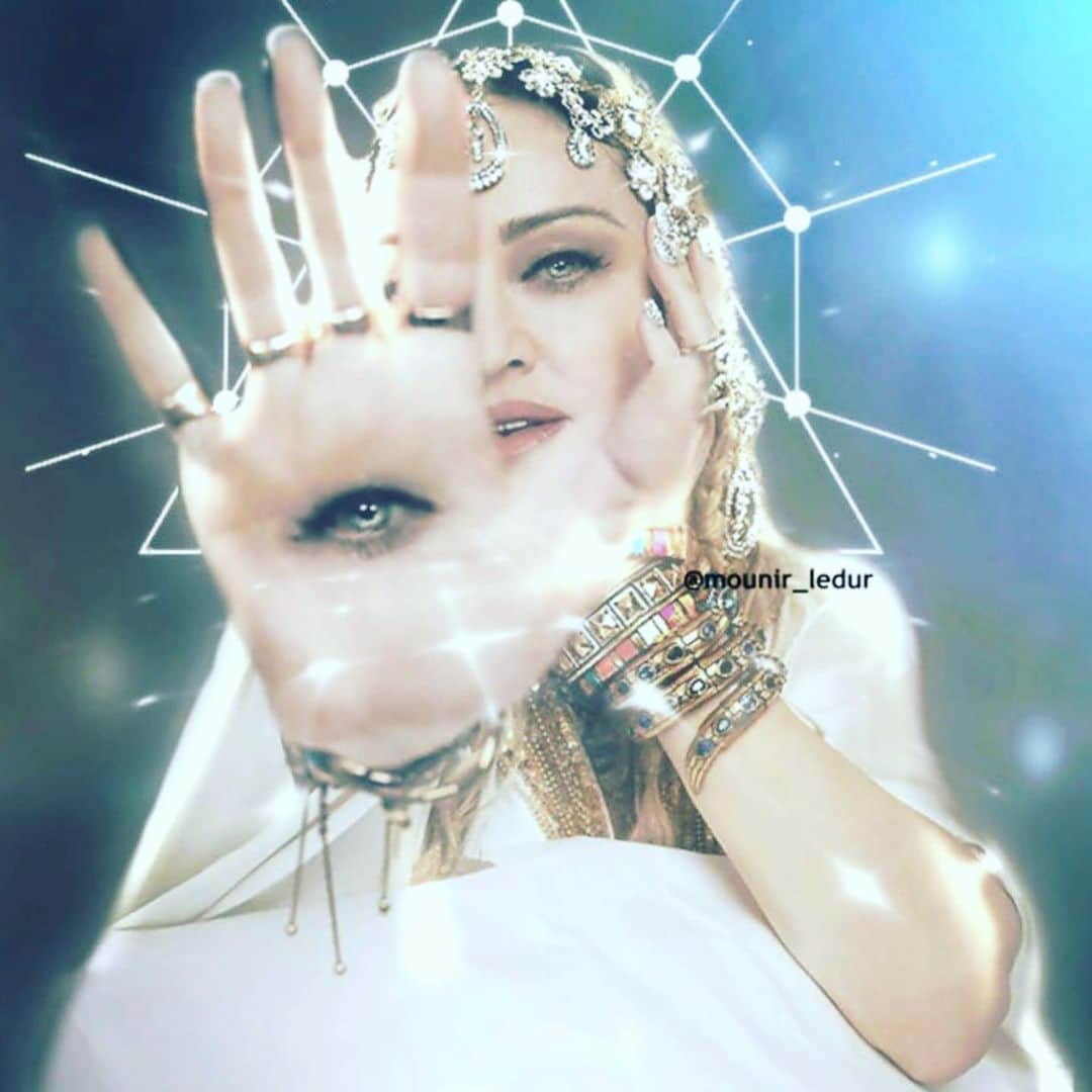 B. Akerlundさんのインスタグラム写真 - (B. AkerlundInstagram)「Happy B-day to the most inspirational woman I know 🙌🏻👑 @madonna 💋💋...... #happybirthdaymadonna art by @mounir_ledur」8月17日 4時30分 - bcompleted