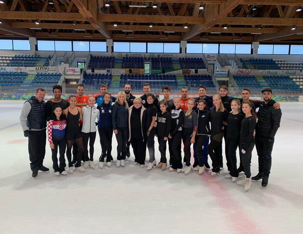 のインスタグラム：「Thx everybody for great time in Italy😍🤗💪🏼⛸🇮🇹 @mozer_team  #camp #figureskating #done #pizza #love」