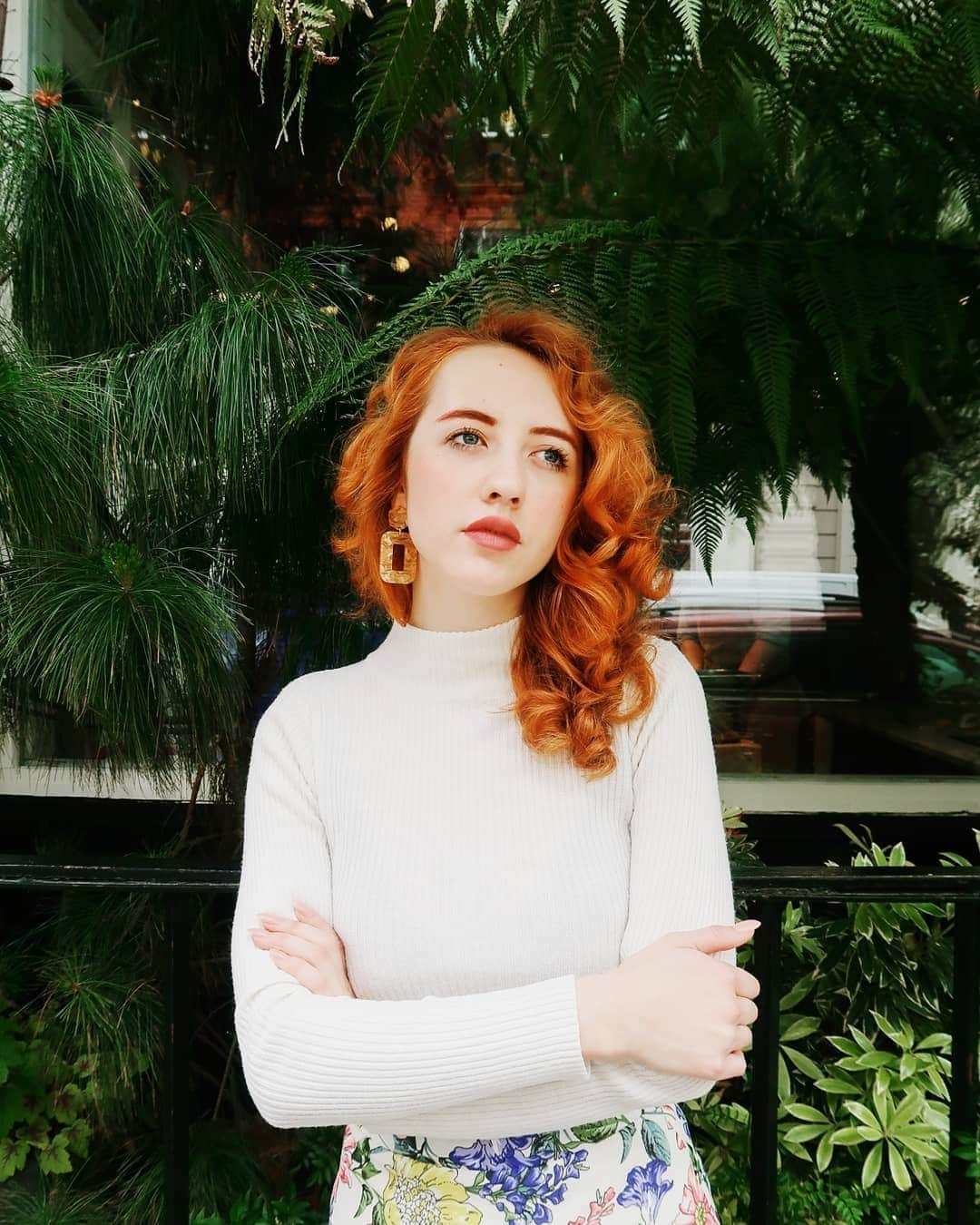 ベッキー・クルーエルのインスタグラム：「tropico 🌿🌿🌿⁣ it's Friday the end of a busy week! how was your school or work? here's my breakdown:⁣ ⁣ Monday 🌸⁣ I was in Whitstable for a beautiful seaside wedding. travelled back to London this day!⁣ ⁣ Tuesday🍂⁣ I did a freelance video edit job in the morning before heading to Hannah's house in the afternoon for a great session with lots of creators discussing longevity in social careers⁣ ⁣ Wednesday🌸⁣ I was at work this day but I worked from home. After work I went for dinner at a lovely curry house.⁣ I also did an interview for BBC Radio London! ⁣ Thursday 🍂⁣ I was at work working from home once again! We were quite snowed under preparing for a big pitch that we have next week. After work I did some amends for the edit job earlier in the week.⁣ ⁣ Friday 🌸⁣ Very busy day at work working from home! Deadline for our pitch document plus a few other calls. After work I had a bath, cleaned the fridge, did laundry and now I'm chilling out at last!!」