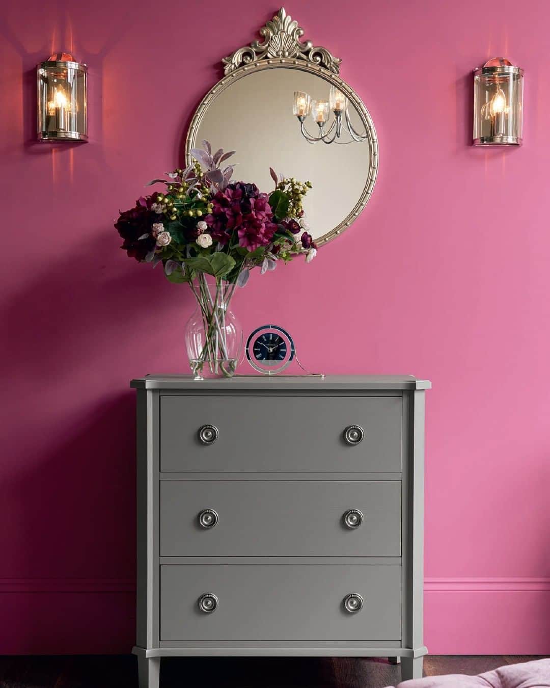 ローラアシュレイのインスタグラム：「The Woodland Walk palette is the perfect balance between bold colours and neutrals using Pale Dusky Rose and Dark Sugared Grey Paint as base colours and forest green to bring a touch of nature to the collection. #ThePowerOfPaint」