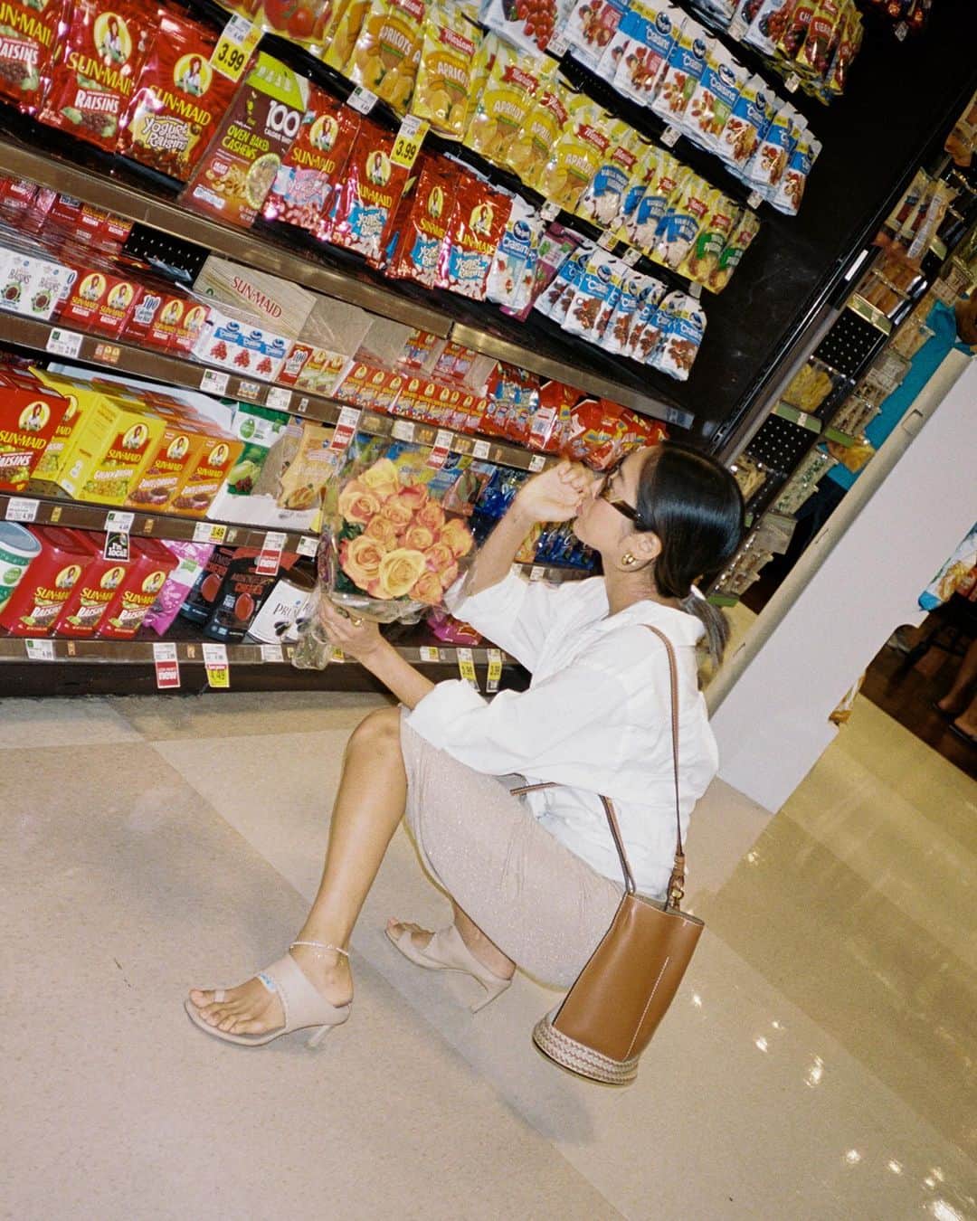 エイミー・ソングさんのインスタグラム写真 - (エイミー・ソングInstagram)「Contemplating what snacks to get for the weekend @aimeesong @revolve」8月17日 5時01分 - songofstyle