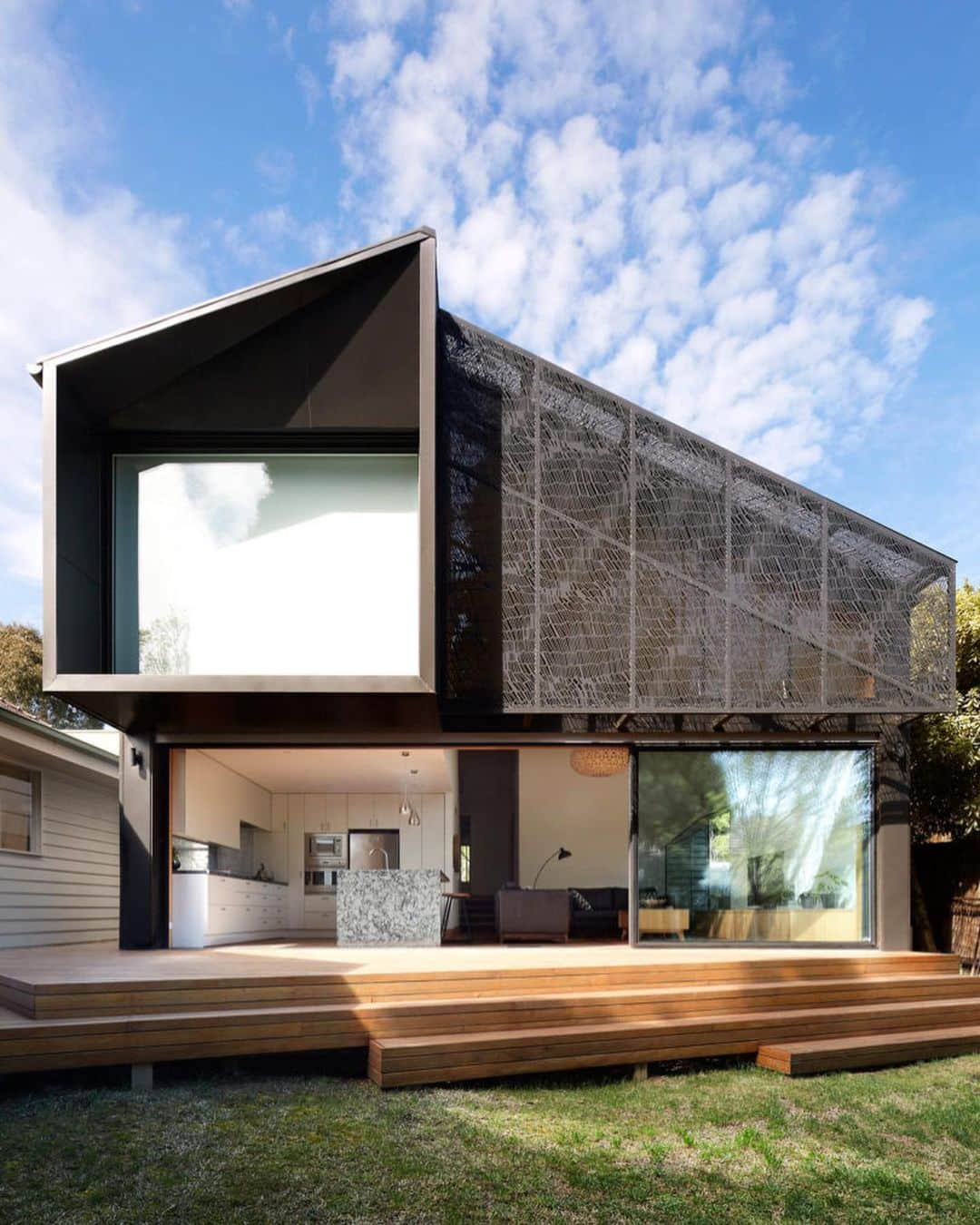 Design Milkさんのインスタグラム写真 - (Design MilkInstagram)「In the lush Melbourne suburb of Ivanhoe, @JulieFirkin created a modern addition outfitted with a patterned facade screen. To help control the sun in the living room without compromising light, they designed an intricate screen with an algorithmic pattern that was inspired by foliage and textiles. \\\ designmilk.com \\\ photos by Christine Francis via @bowerbird.io」8月17日 4時57分 - designmilk