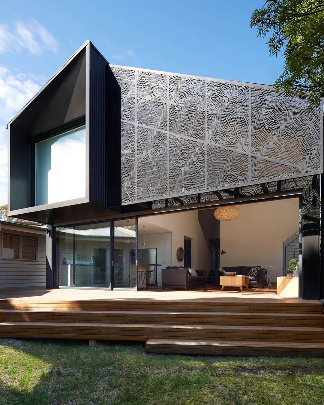 Design Milkさんのインスタグラム写真 - (Design MilkInstagram)「In the lush Melbourne suburb of Ivanhoe, @JulieFirkin created a modern addition outfitted with a patterned facade screen. To help control the sun in the living room without compromising light, they designed an intricate screen with an algorithmic pattern that was inspired by foliage and textiles. \\\ designmilk.com \\\ photos by Christine Francis via @bowerbird.io」8月17日 4時57分 - designmilk