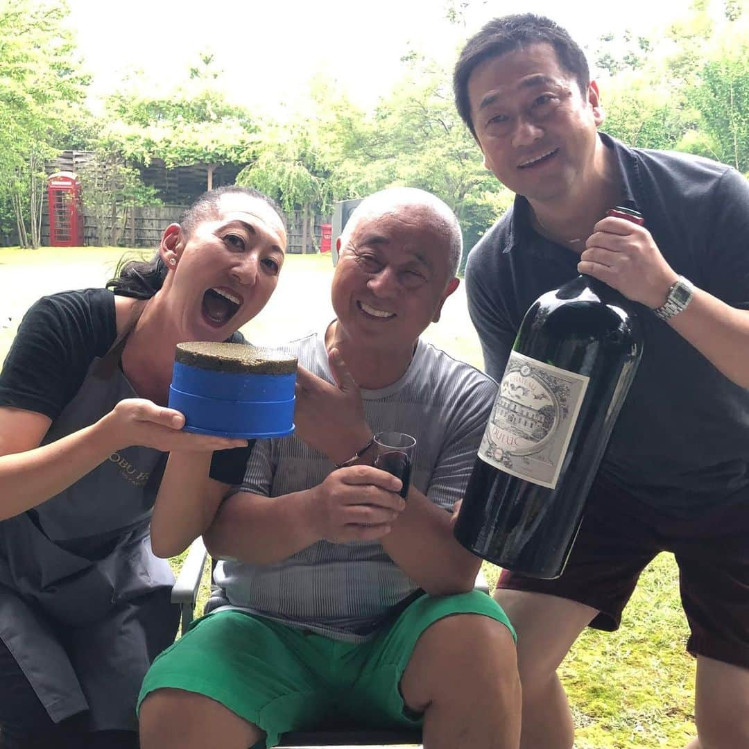 松久信幸さんのインスタグラム写真 - (松久信幸Instagram)「Party time 🍣🍣🍷🍷🍾🍾. #chirashi  @junko.matsuhisa」8月17日 5時00分 - therealnobu