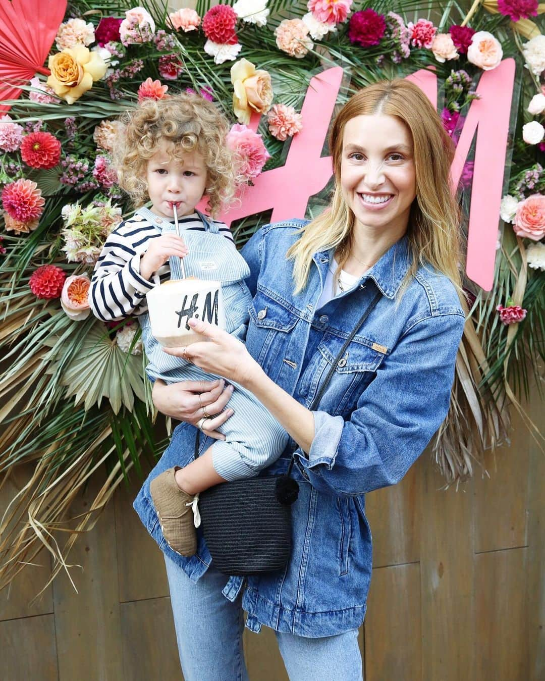 ホイットニー・ポートさんのインスタグラム写真 - (ホイットニー・ポートInstagram)「I had such a memorable day with Sonny cleaning up the beach with @hm and @healthebay I cherish all of our little moments together, but yesterday was especially fun because he was having the best time on the beach! Literally throwing sand all over his face and making sand angels!! Thank you so much to @hm @hm_kids for dressing us in your conscious summer styles. You guys head to my link in bio to see the sustainably sourced collection! #ad #hmxme」8月17日 5時06分 - whitneyeveport