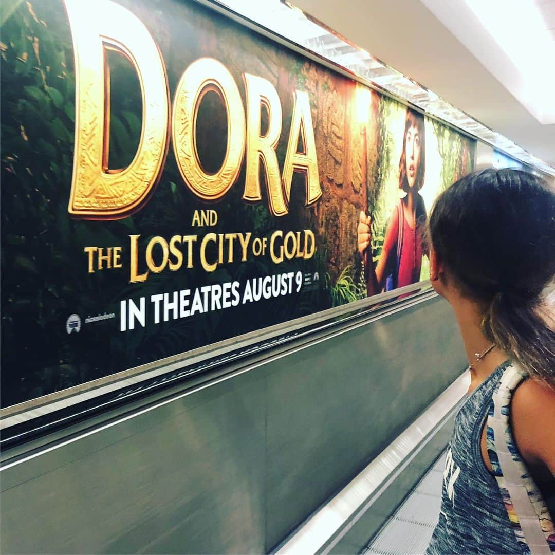 コンスタンス・マリーさんのインスタグラム写真 - (コンスタンス・マリーInstagram)「We saw DORA & the Lost City of Gold and it is SUCH A FUN MOVIE!! ✨👏🏽✨👏🏽✨ I am so happy my daughter is growing up in a time where a Latina  can be the lead in a Tween feature film!! And Bravo @evalongoria ✨✨✨✨✨👏🏽😘 you we’re so fierce & funny tambien!! @doramovie go see it!!! #THISIsNewYork #Friday #FemaleFriday」8月17日 5時09分 - goconstance