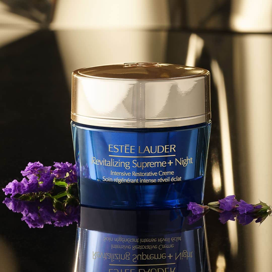 エスティローダーさんのインスタグラム写真 - (エスティローダーInstagram)「Reawaken your skin to a fresh morning glow ✨ NEW Revitalizing Supreme+ Night Creme is packed with x2 concentrated Hyaluronic Acid and a double dose of our coveted #Moringa Extract to renew and replenish skin overnight. #SupremeSkin #TheNightIsYours」8月17日 5時18分 - esteelauder