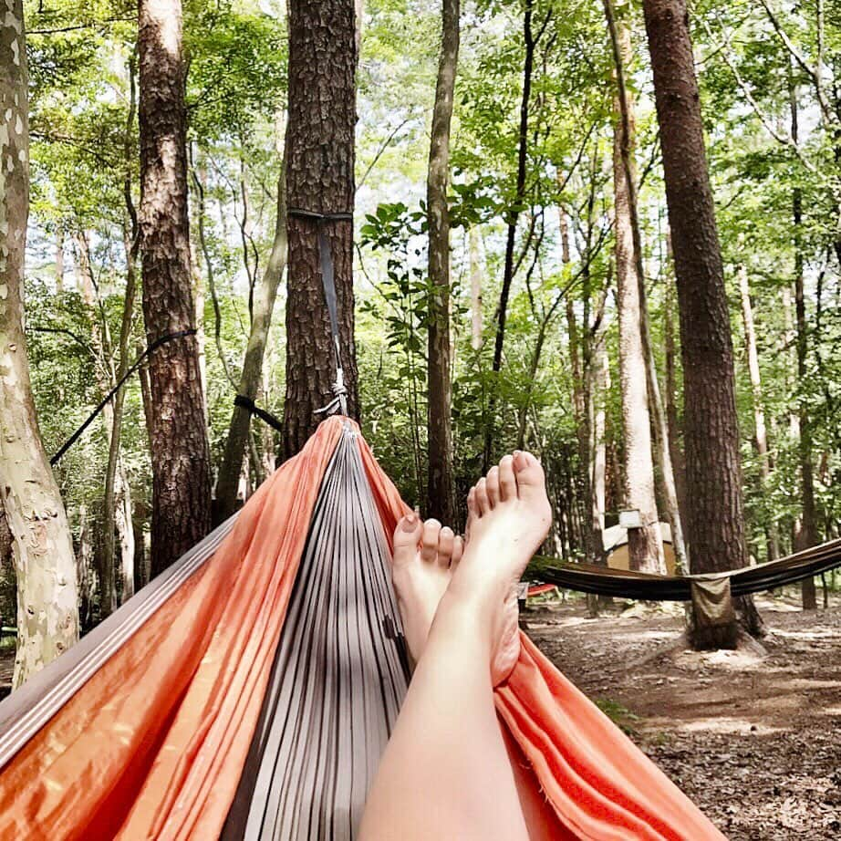 中道あすかさんのインスタグラム写真 - (中道あすかInstagram)「冷んや〜り🎐 山梨は、#川 の水が 透き通るくらい綺麗でした😌♥️ . . . ほぺたろうと、 まる1日、 #水遊び してたなぁー😂 . .  しかし#夏 になるたびに思うけど、 #脱毛 してるのとしてないとでは 心の余裕が違う← . . .  #脱毛サロンの『#銀座カラー 』は #全身脱毛 が月額3300円らしいです👀‼️ . . . 安すぎる〜〜〜〜💦💦😱 衝撃！！！！！ @ginzacalla_official . .  しかも、8月限定で、 今ならハズレなしの#スクラッチ が できるらしいので 迷ってる方は８月中が絶対お得◎❤ . . 『銀座カラー』は母が以前 脱毛通っていて、 「すごい良かった〜！！」て何度も言ってたサロンなので 印象良いです♡☺️ . .  女性専用ってところも 安心で良いですよね✨☺️ . . .  ーーーーーーーー 無料カウンセリングのご予約は 『@ginzacalla_official』の公式アカウントURLから キャンペーンcheck！ ーーーーーーーー . . . .  #銀座カラー#脱毛#全身脱毛#顔脱毛#callaPR#美脚#足#脚#水着# crocs#クロックス#サンダル#旅行#山梨旅行#ママ#ママコーデ#code#ママファッション#夏#海#BEACH#砂浜」8月17日 5時21分 - asuroom