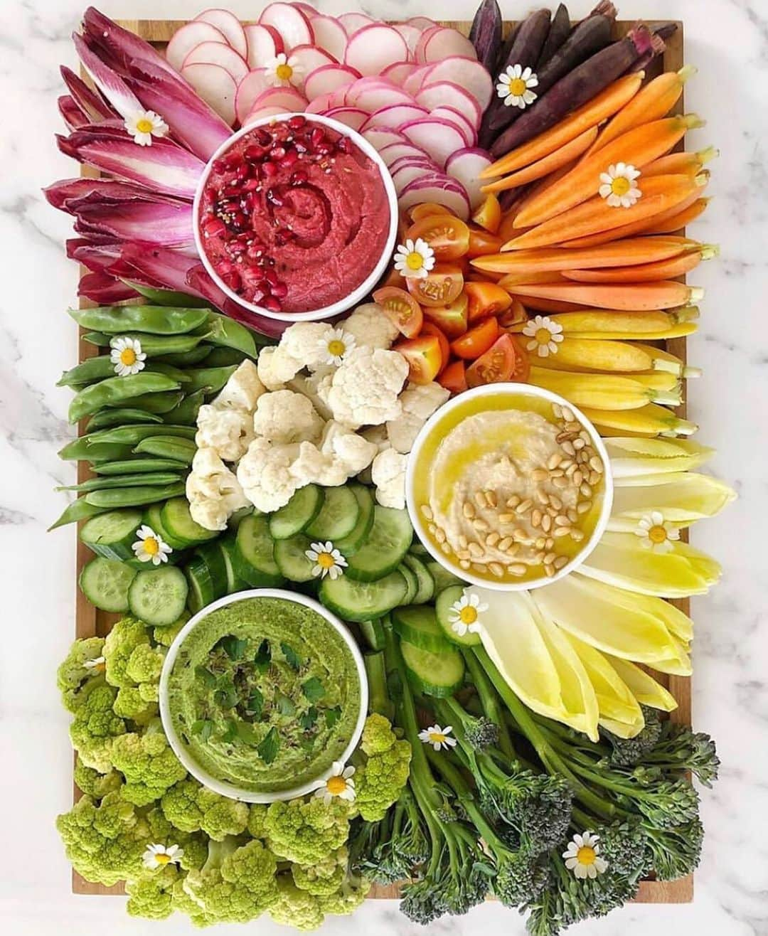 Whole Foods Marketさんのインスタグラム写真 - (Whole Foods MarketInstagram)「Can’t even begin to think of a caption that’s worthy of this dreamy veggie board from @ainttooproudtomeg, so this will have to do for now.」8月17日 5時41分 - wholefoods