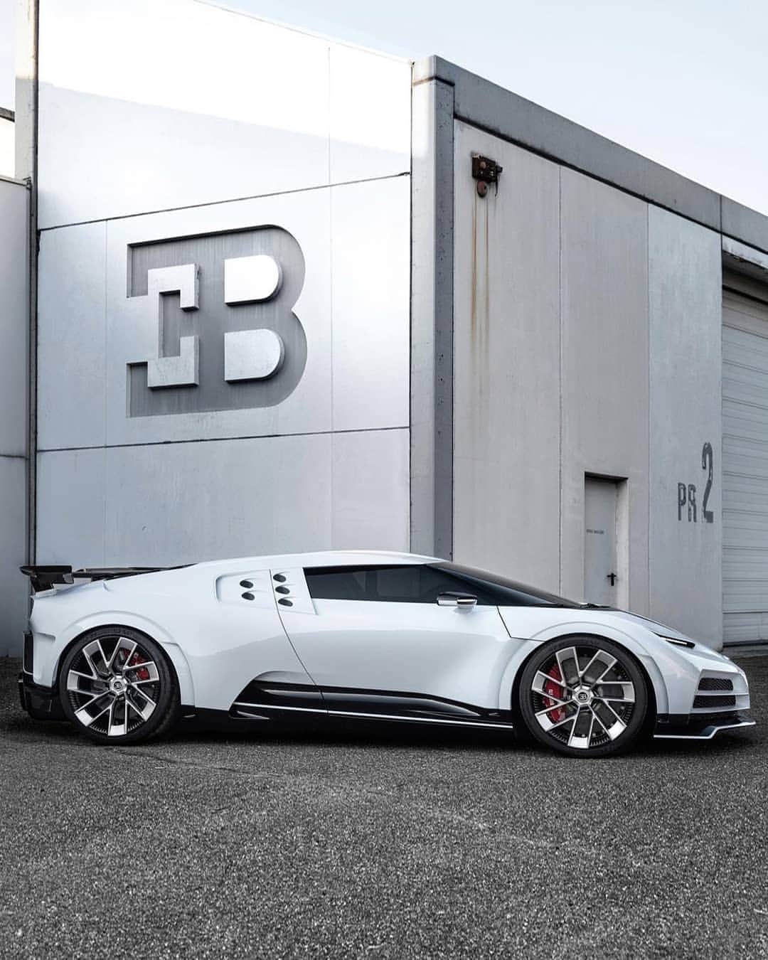 Kik:SoLeimanRTさんのインスタグラム写真 - (Kik:SoLeimanRTInstagram)「The Bugatti Centodieci @bugatti 8.0L W16 with 1600hp! 0-60 in 2.4 sec! Celebrating 110 year!」8月17日 5時57分 - carinstagram