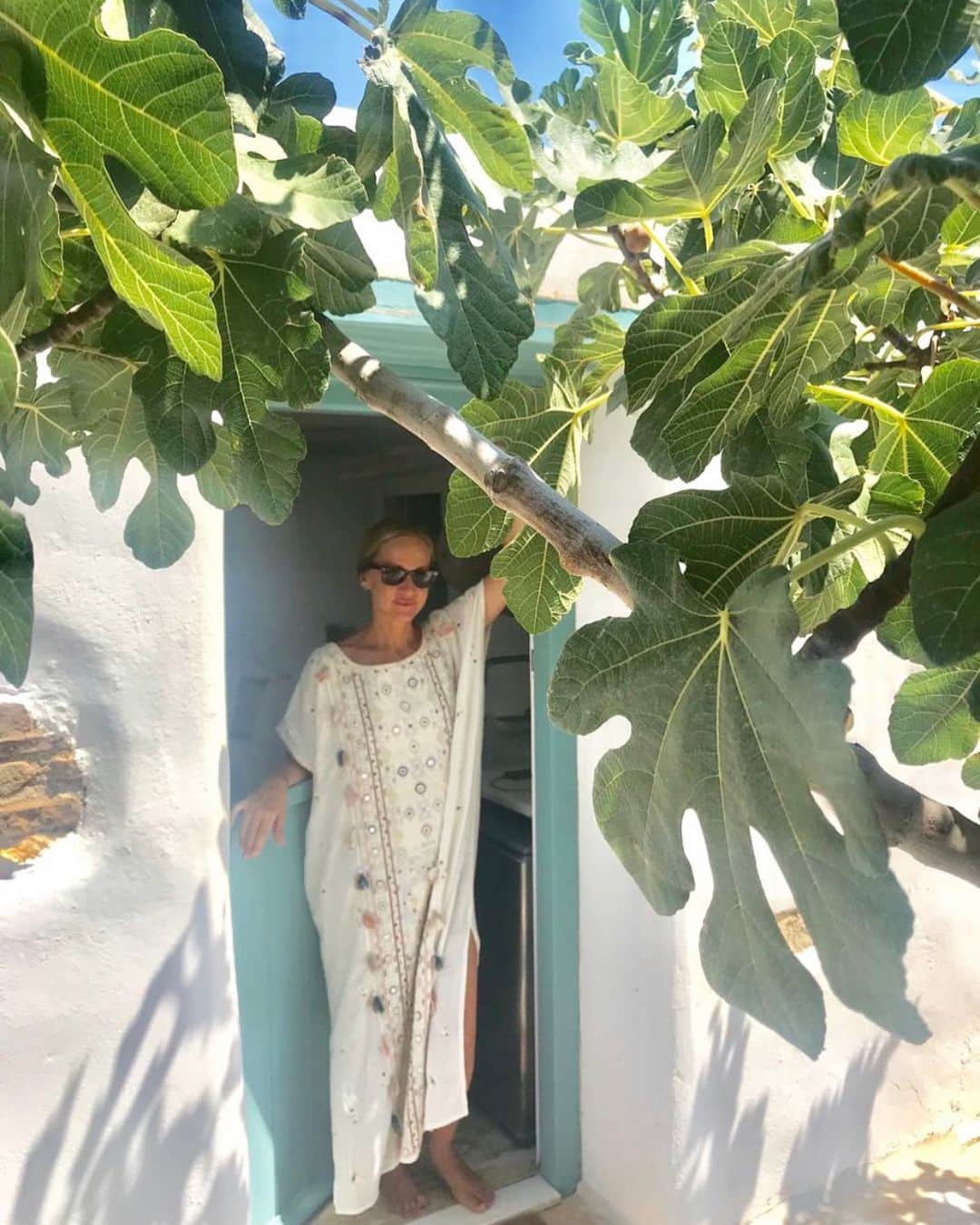 スターメラのインスタグラム：「Alix rocking our amazing ⭐️KANTI KAFTAN in #antiparos . . . . . . . . . #embroidery #starmela #starmelasoul#mystarmela #greece#style#islandlife #perfectkaftan #fridaymood #summerwear#starmelauk #fashion#fashionblogger #fryday #weekendvibes #summersale#onlinesale#etnicchic #boholove#bohochic#summerallyearlong #luxurylifestyle #barefootluxury #paris#london」