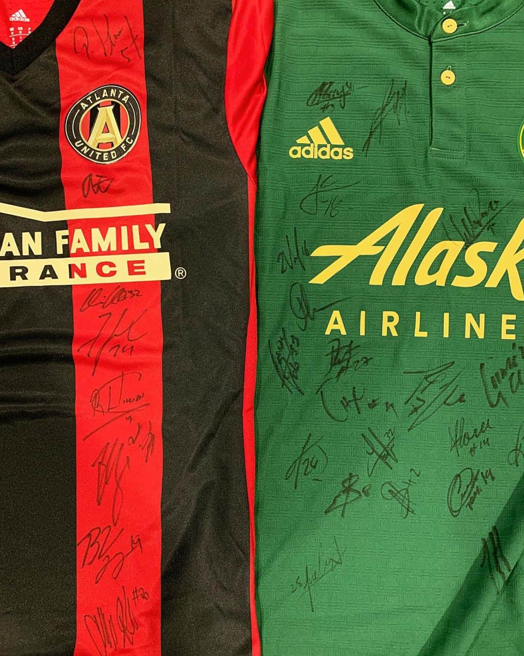 Major League Soccerさんのインスタグラム写真 - (Major League SoccerInstagram)「🚨 #MLSCup signed jersey giveaway! Ahead of Sunday’s POR-ATL rematch, tag two friends & include #sweepstakes for a chance to win one of these kits from MLS Cup 2018. Contest runs 48 hours, rules in bio.」8月17日 6時01分 - mls