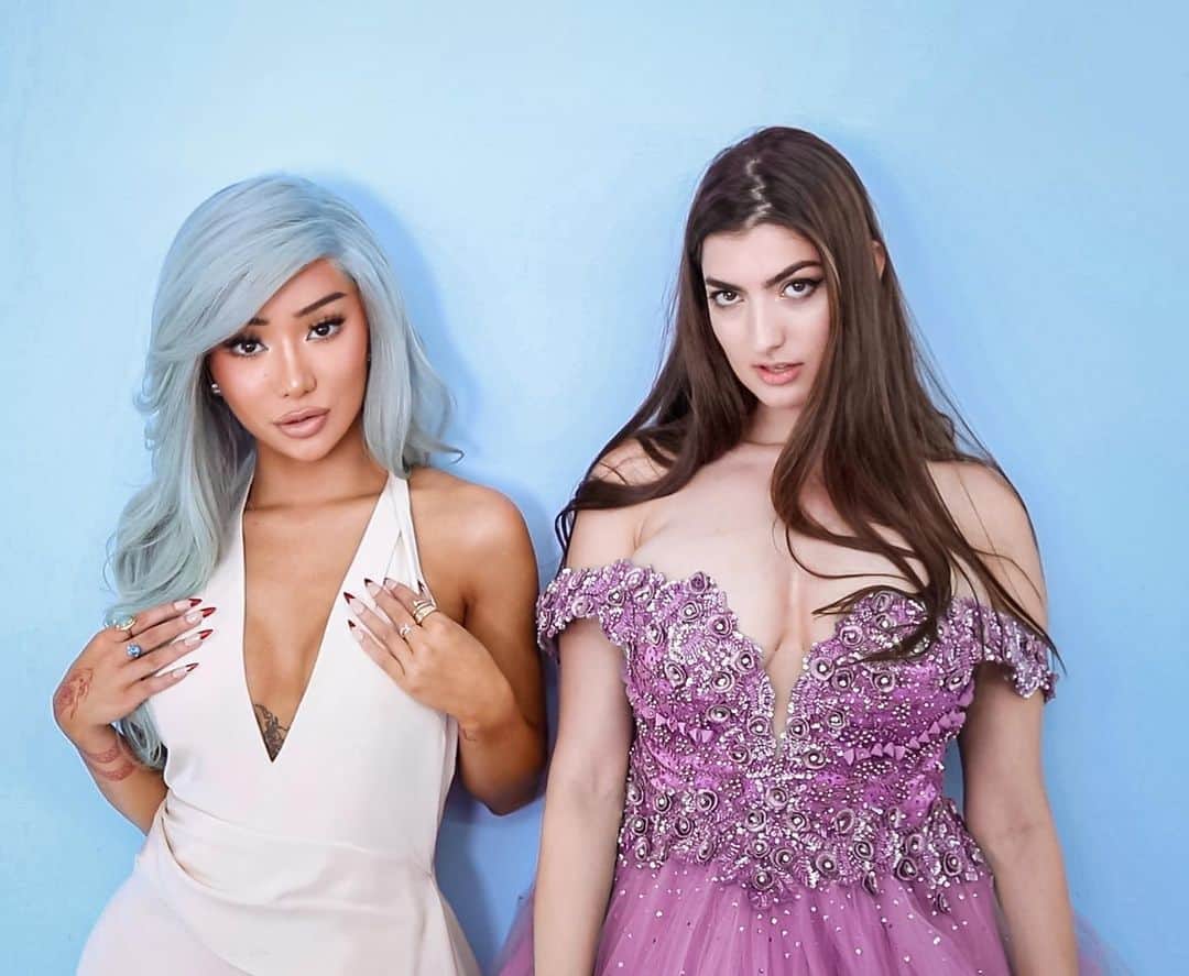 レイチェル・レビンのインスタグラム：「*In the middle of filming style swap video* “one second I’m just posing for Instagram” - @nikita_dragun (JUST POSTED A STYLE SWAP VIDEO)」