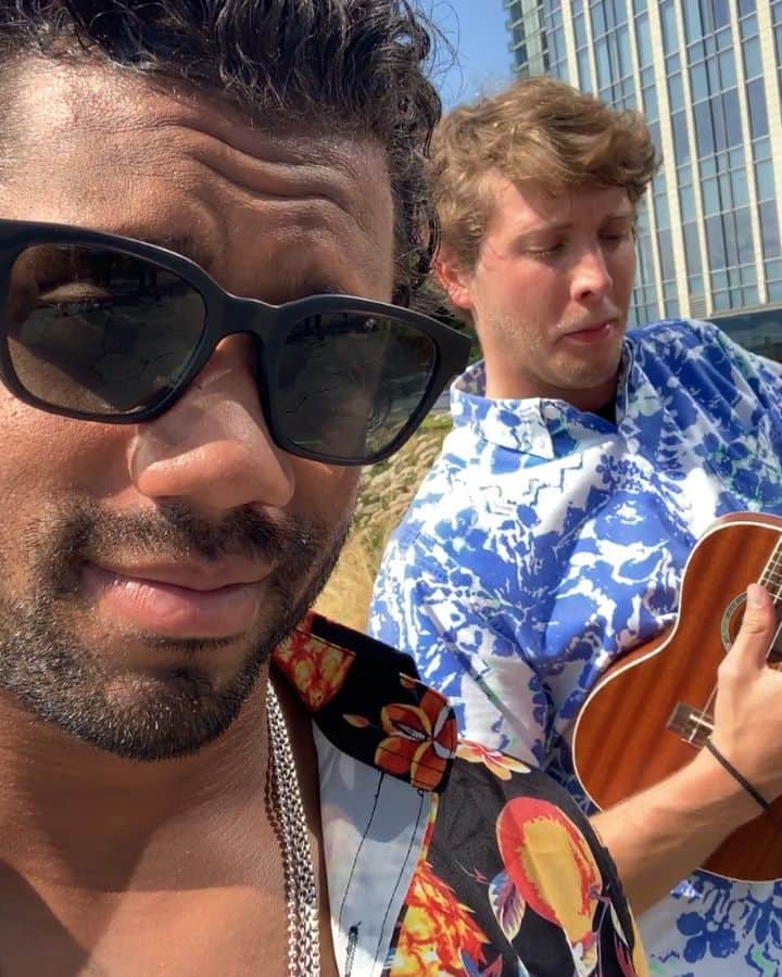 ラッセル・ウィルソンのインスタグラム：「Last chance to join me in my happy place! Post a video of you doing your best 'happy dance' (not wearing sports gear) and tag #AlaskaHappyHour for your chance to come to an exclusive happy hour with me and @alaskaair」