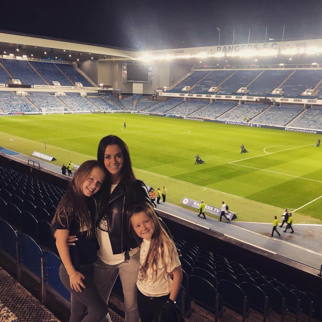スティーヴン・デイヴィスのインスタグラム：「Always special nights under the lights at Ibrox 🤩 & great to have the family up for the game....one step closer to Europe」