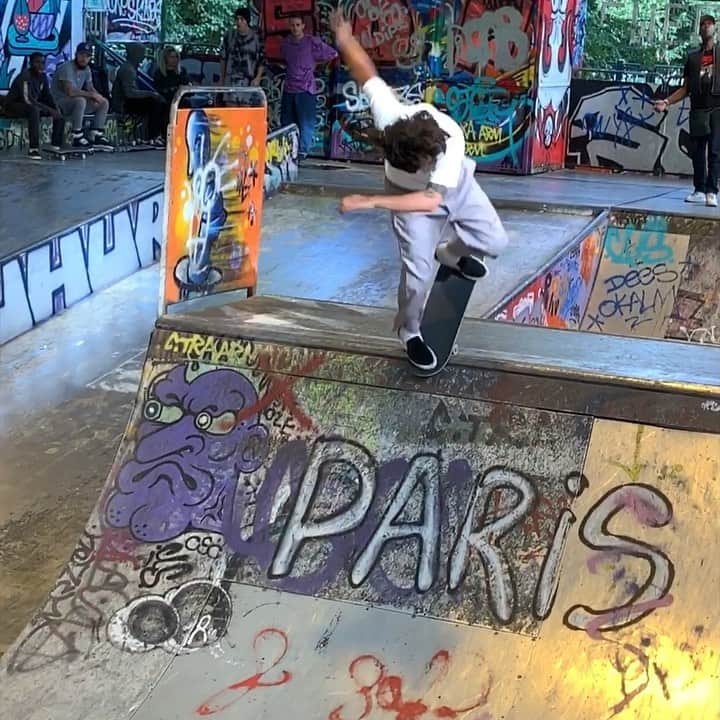 スラッシャーのインスタグラム：「🥖 Love Paris, love frenchies @ronniesandoval_nfc 🇫🇷」