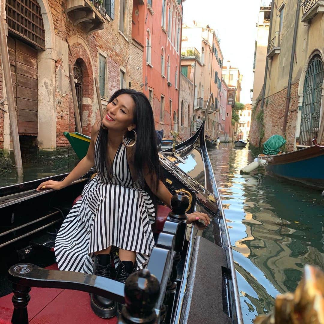 シェネルのインスタグラム：「The world is just so so beautiful... the fact that there is a place like Venice.. people living their everyday lives... where their world is surrounded by water and gondolas and so much amazing history... is just wow.. learning about Venetian culture and their delicious food... I’m just grateful that I had such an experience, the company wasn’t too bad either 😂😜.. can’t wait for my next adventure... hope you guys experience the places you would like to see in the world.. what’s you fave experience? And where do you think I should go next?! 🥰🥰🥰」