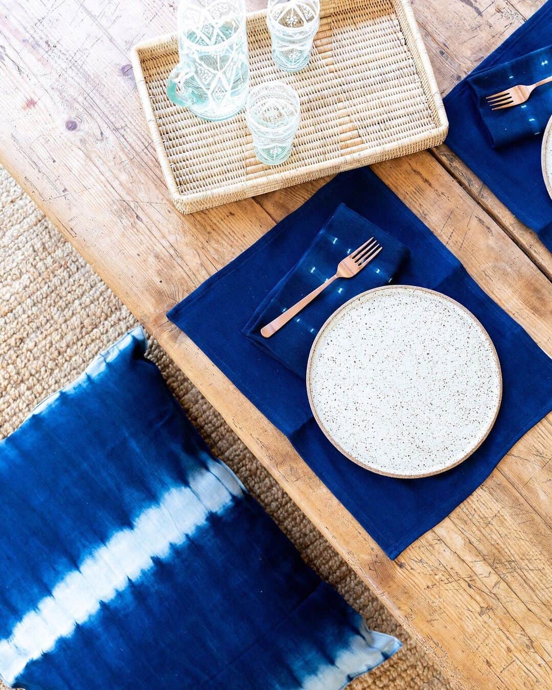 The Little Marketさんのインスタグラム写真 - (The Little MarketInstagram)「Just in from the Republic of Guinea: the indigo collection. Elevate your everyday dining with tie-dyed textiles. Each piece is handmade using 100% cotton and hand-dyed from the indigo plant, which grows in the mountains of Guinea. Shop now at thelittlemarket.com.」8月17日 6時23分 - thelittlemarket