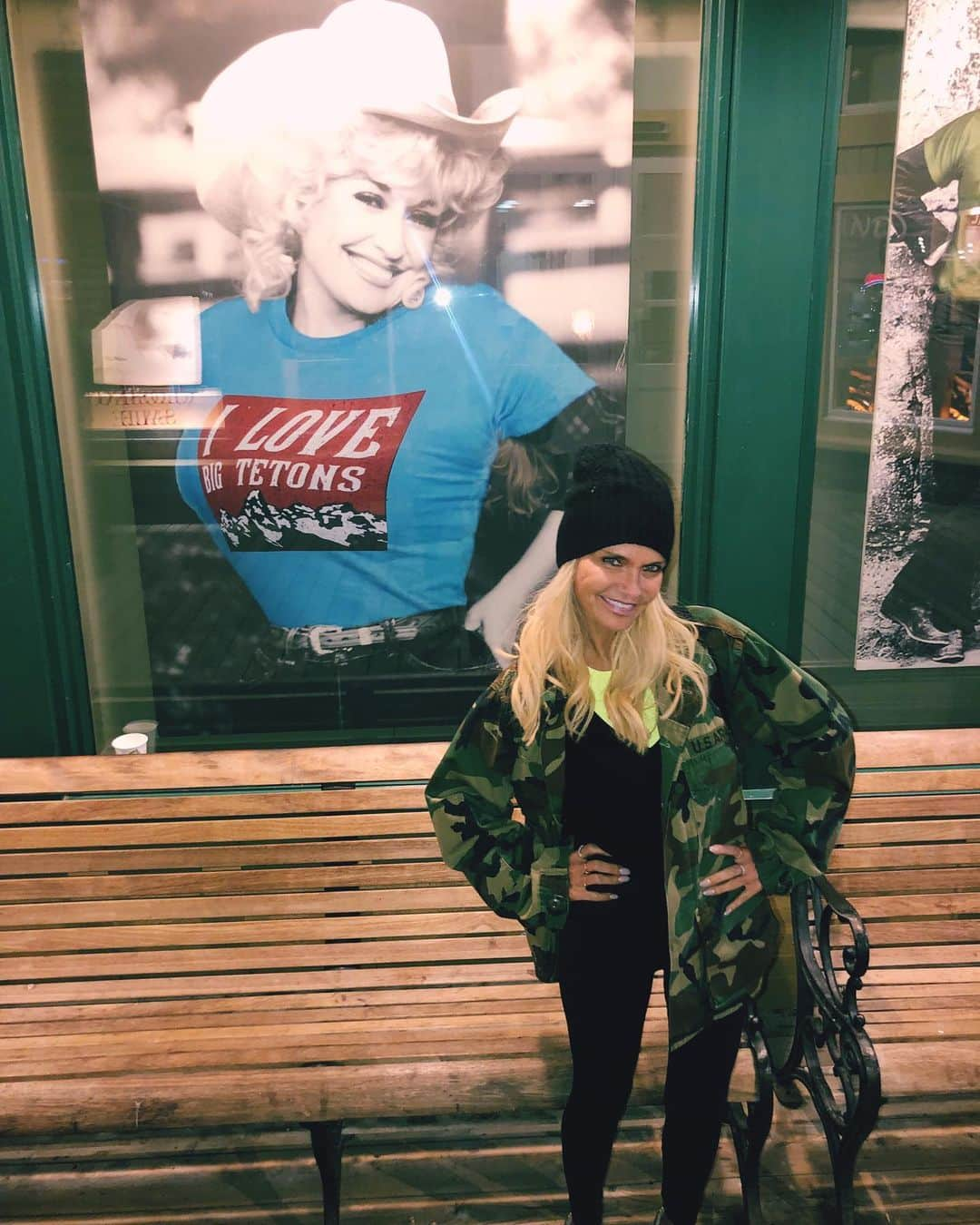 クリスティン・チェノウェスさんのインスタグラム写真 - (クリスティン・チェノウェスInstagram)「Found a familiar face in Wyoming ❤️ Hi, @dollyparton!! 🦋 You can listen to our duet of #IWillAlwaysLoveYou now and get it instantly when you pre-order my upcoming album, #ForTheGirls. Links in bio!」8月17日 6時32分 - kchenoweth