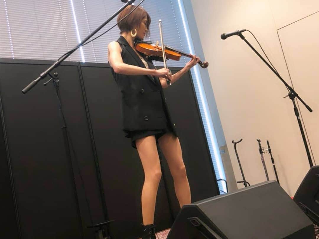 AYASAさんのインスタグラム写真 - (AYASAInstagram)「ゲリライブの図🎻 こないだのお茶の水大楽器祭とインナー違い💙…めっさわかりにくいけど(笑) ・ ・ #ゲリラライブ #コピス吉祥寺 #告白の夜 #告白之夜  #堕天使 #tiktok #douyin #bilibili #私服 #fashion #resexxy #ジャケットセットアップ #ノースリーブジャケット」8月17日 6時39分 - ayasa_doya