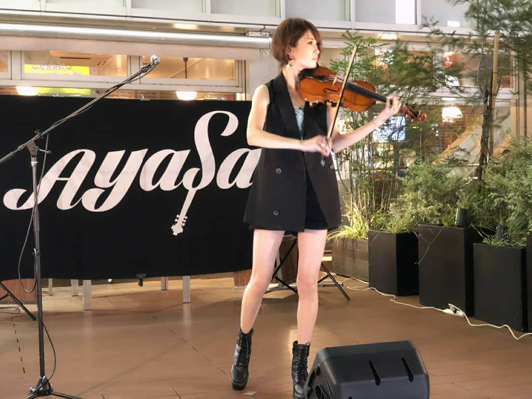 AYASAさんのインスタグラム写真 - (AYASAInstagram)「ゲリライブの図🎻 こないだのお茶の水大楽器祭とインナー違い💙…めっさわかりにくいけど(笑) ・ ・ #ゲリラライブ #コピス吉祥寺 #告白の夜 #告白之夜  #堕天使 #tiktok #douyin #bilibili #私服 #fashion #resexxy #ジャケットセットアップ #ノースリーブジャケット」8月17日 6時39分 - ayasa_doya