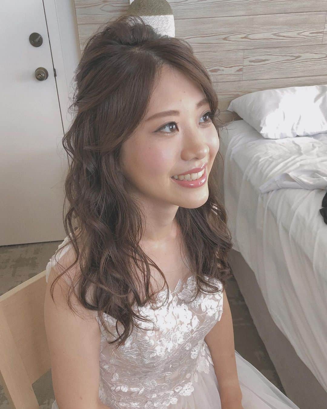 Yukari Ogayaさんのインスタグラム写真 - (Yukari OgayaInstagram)「Hawaii wedding 可憐なイメージで カールを付けて💓 . . .  Hair&makeup by @yukariogaya  #ハワイ#ブライダル#美容師#披露宴 #ブライダルヘア#ヘアアレンジ#プレ花嫁#花嫁#結婚式#結婚式準備#海外挙式#hawaiiwedding #ハワイヘアメイク#おしゃれ花嫁#エンゲージメントフォト #ウェディングフォト#ヘアチェンジ#入籍 #綺麗 #ゆるふわアレンジ#アニバーサリーフォト #婚約#ハワイ挙式#ウェディングヘア#花嫁準備#前撮り#2019秋婚 #持ち込みヘアメイク#リハーサルメイク#カールヘア」8月17日 6時52分 - yukariogaya