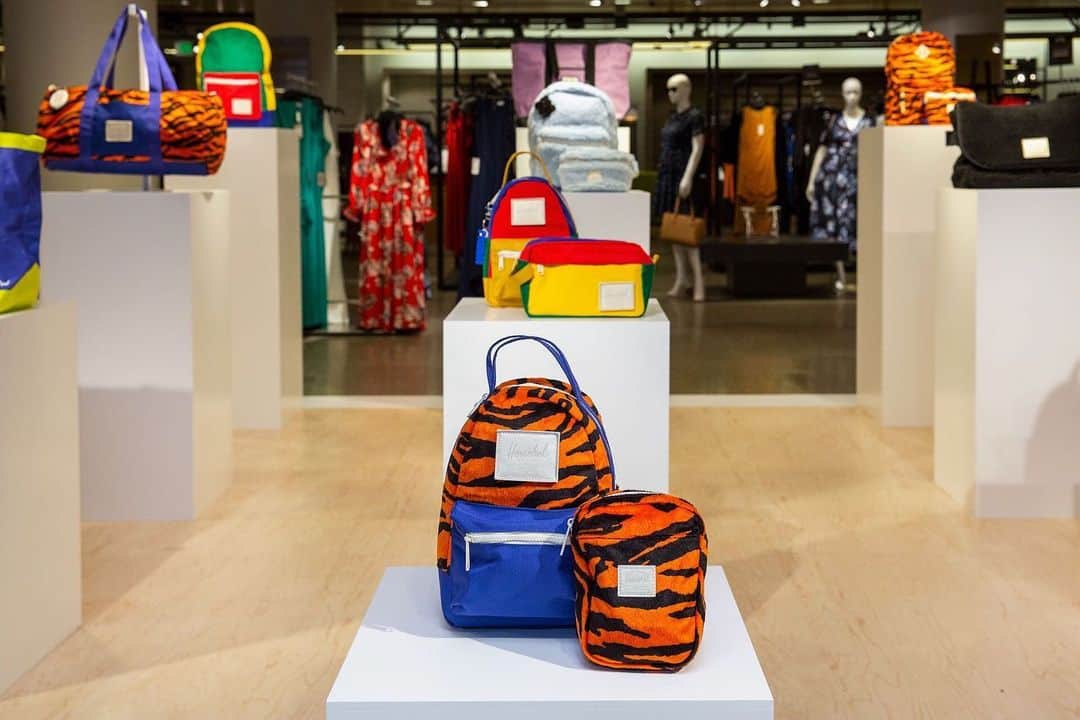 Nordstromさんのインスタグラム写真 - (NordstromInstagram)「Say hello—and hola, bonjour, aloha and ciao—to our newest Pop-In@Nordstrom ft. an exclusive collection from @herschelsupply. Inspired by music and travel, the collaboration features six new colorways to express a mood (or many) on adventures interurban or intergalactic. Link in bio to find your nearest #nordstrompop location in the US or Canada, and to shop the collection now.」8月17日 6時53分 - nordstrom