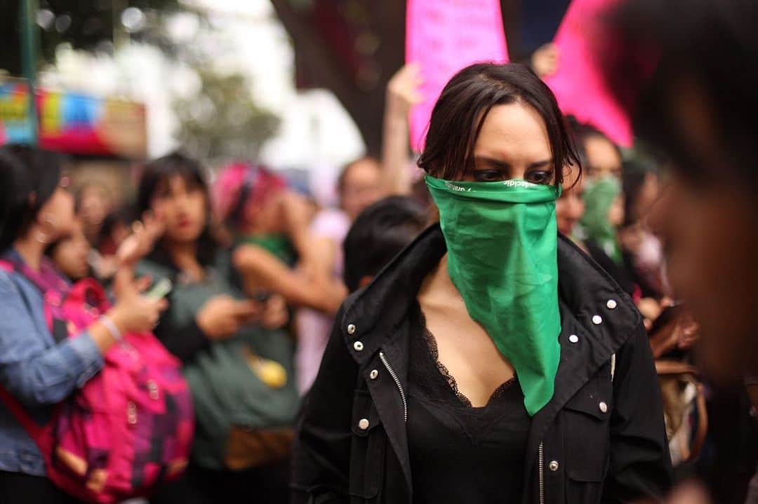 Chad Santosさんのインスタグラム写真 - (Chad SantosInstagram)「‪#Nonoscuidannosmatan ‬ ‪#nomecuidanmeviolan #feminismo #mexicocity #メキシコシティ #メキシコ #女の子 #reportagespotlight」8月17日 12時19分 - elchadsantos