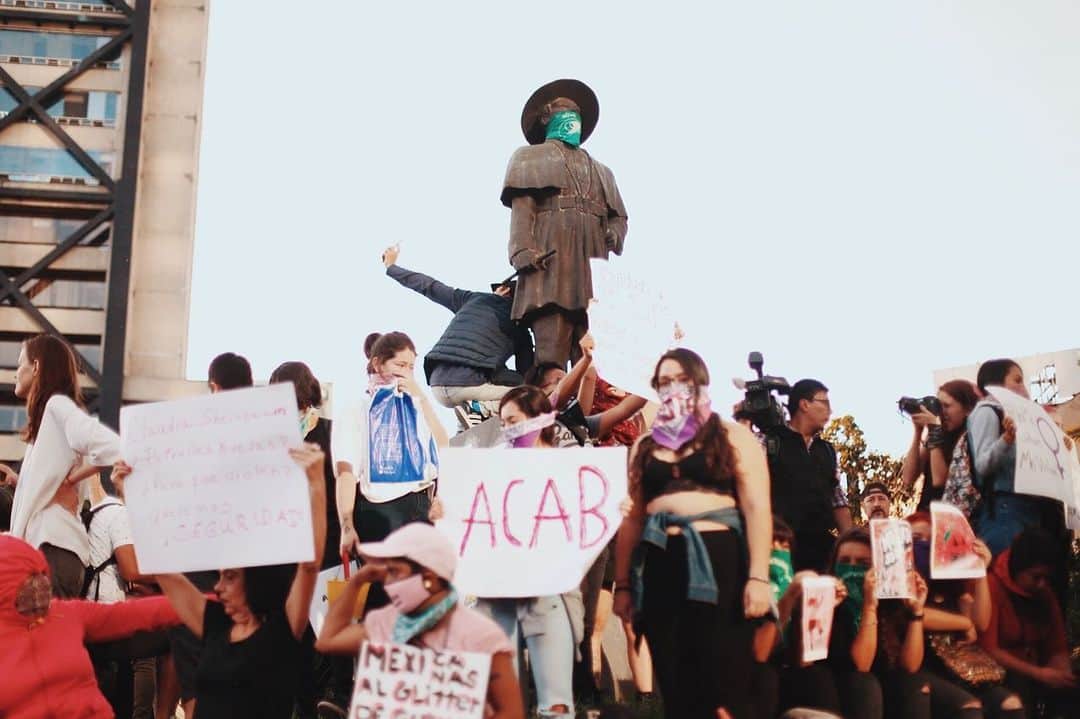 Chad Santosさんのインスタグラム写真 - (Chad SantosInstagram)「‪#Nonoscuidannosmatan ‬ ‪#nomecuidanmeviolan #feminismo #mexicocity #メキシコシティ #メキシコ #女の子 #reportagespotlight」8月17日 12時19分 - elchadsantos