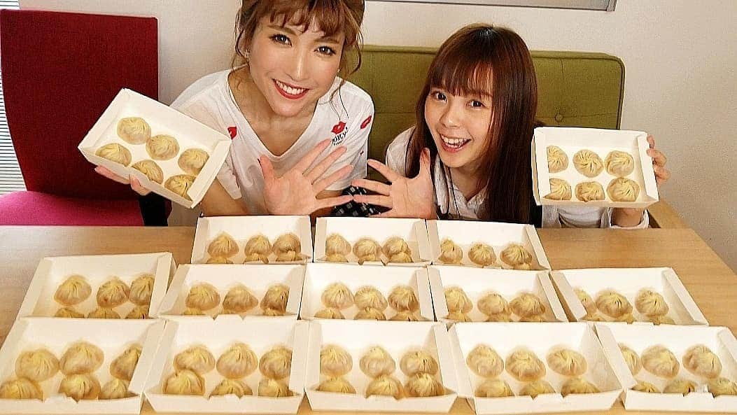 のインスタグラム：「YouTube！台湾美少女と台湾No.1YouTuberと奇跡のコラボ★観てね✨ #プロフィールからYouTube飛べます  #サンエン台湾 #ズズ #美少女 #アニオタ #サンエンjapan #サンエン #三原 #日本人の台湾YouTuber #日本で言えばヒカキンさんレベルの方 #奇跡すぎるコラボ #鼎泰豊 #ディンタイフォン #人気行列店」