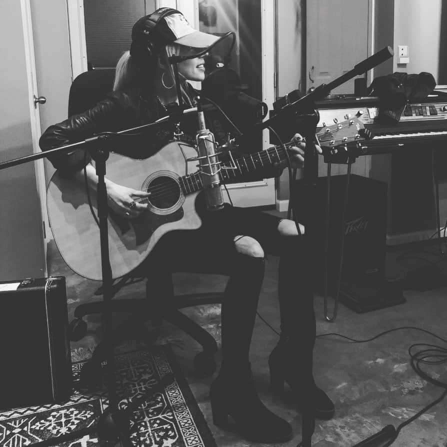 オリアンティさんのインスタグラム写真 - (オリアンティInstagram)「#TBF Writing one of the most personal tunes on this record with friend and great artist @candicarpenter #nashville .. #O #newalbum」8月17日 12時24分 - iamorianthi