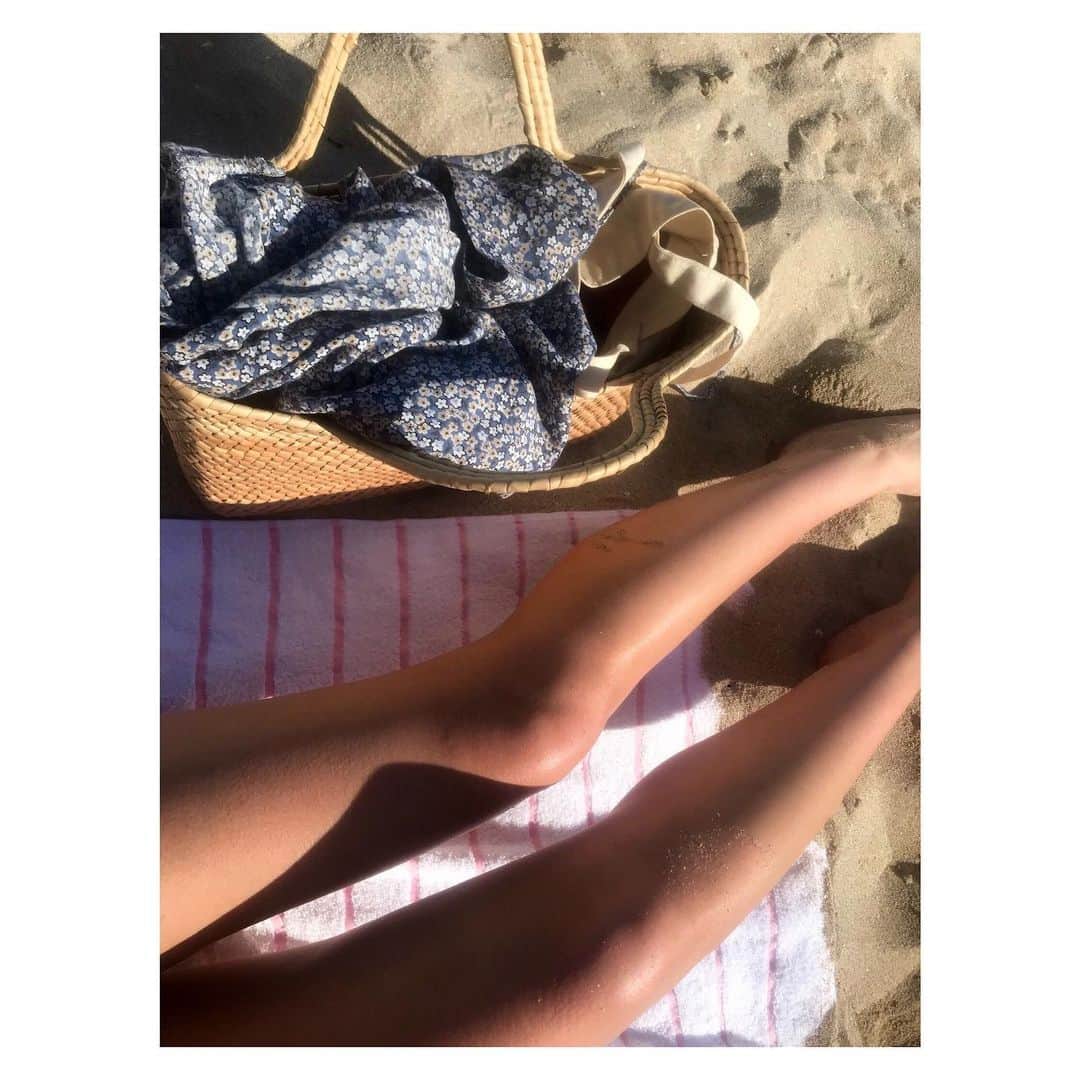 アリシア・デブナム・キャリーのインスタグラム：「I love vacation me. 🐚」