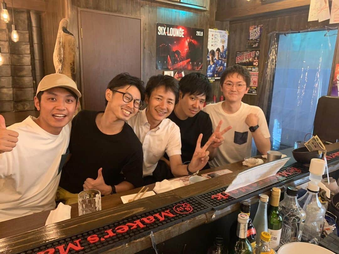 藤村晃輝さんのインスタグラム写真 - (藤村晃輝Instagram)「高校の同級生と久しぶりに集まり。会うたびに誰かしら結婚もしくは子供産まれてる👶🧒あとは、高校時代の思い出話が7割ぐらい😂地元は本当に落ち着きますね〜。 #竹田高校 #同窓会 #文系男子 #横並び  #happywedding #深夜3時帰り  #静寂さえも心地良い #超越」8月17日 12時24分 - fujimura_koki_tos