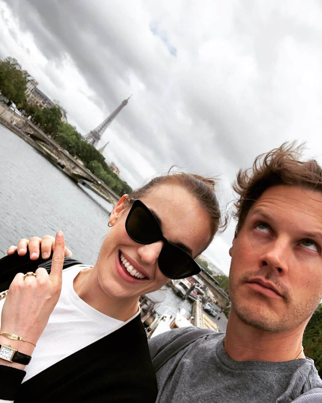 エリザベス・ヘンストリッジさんのインスタグラム写真 - (エリザベス・ヘンストリッジInstagram)「Lots going on. #paris #ladyeiffel #eiffeltower 🖤」8月17日 6時58分 - lil_henstridge