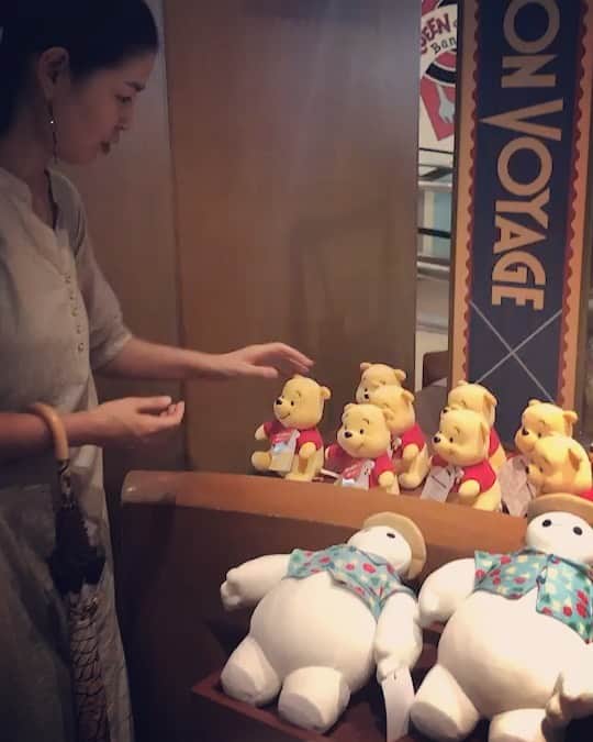 睦のインスタグラム：「BIN VOYAGEで、 音に反応するプーさんと 遭遇😆  可愛い😍  #プーさんといっしょキャンペーン  #winniethepoohday  #舞浜  #honey  #disneystorejapan  #くまのプーさん  #はちみつ  #maihama  #プーさんグッズ  #プーさん  #はちみつの日  #ぬいぐるみ  #sound  #moving  #pooh  #winniethepooh  #honeybee  #poohbear  #lovely  #作詞家  #pretty  #可愛い  #モデル  #ssw  #楽しい  #lyricist  #shop  #model  #井上睦都実 #睦」