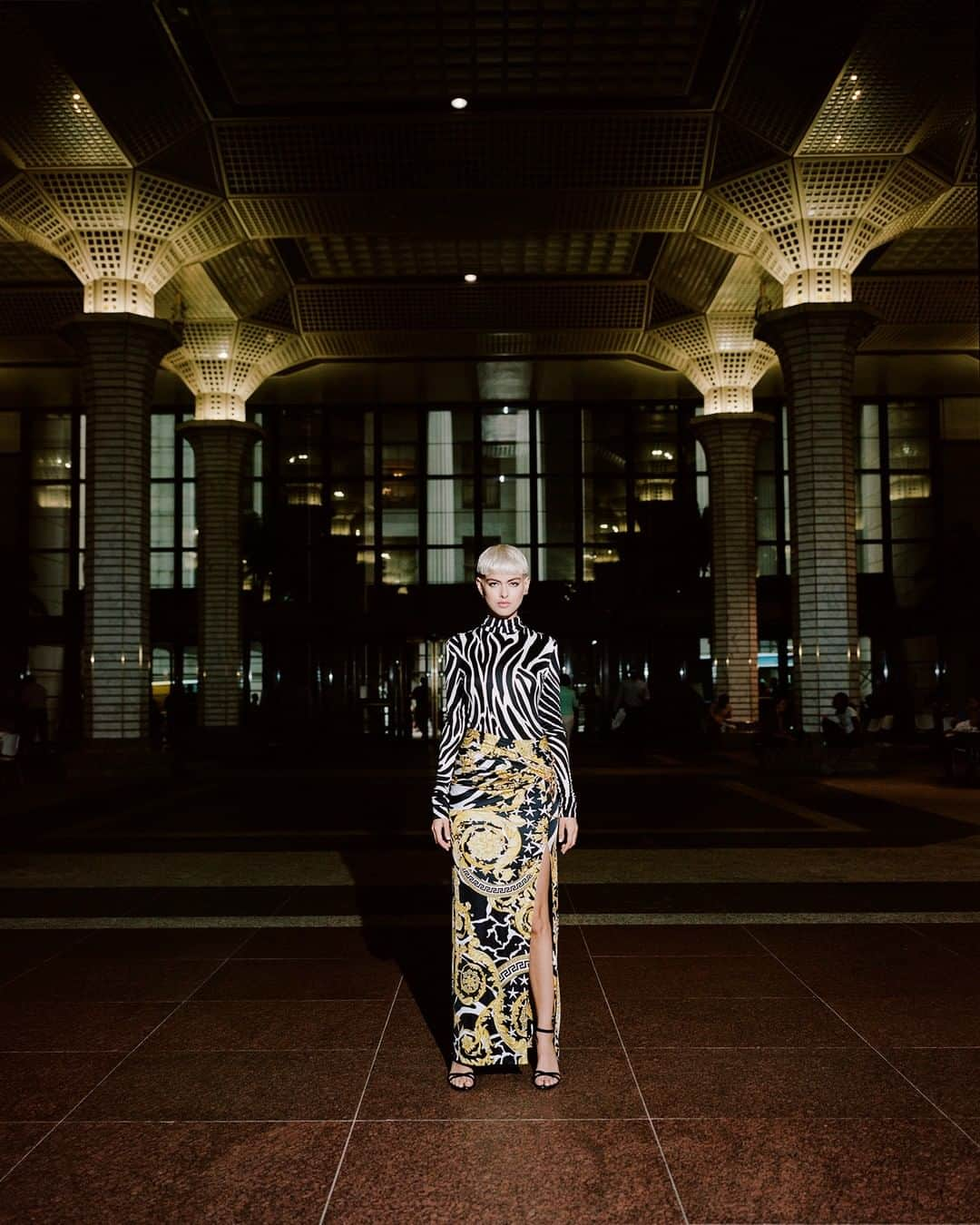 barneysnyofficialさんのインスタグラム写真 - (barneysnyofficialInstagram)「Wild weekend energy provided by @hayden.graye & @versace  Photographed by: @thomas_mccarty」8月17日 7時00分 - barneysny