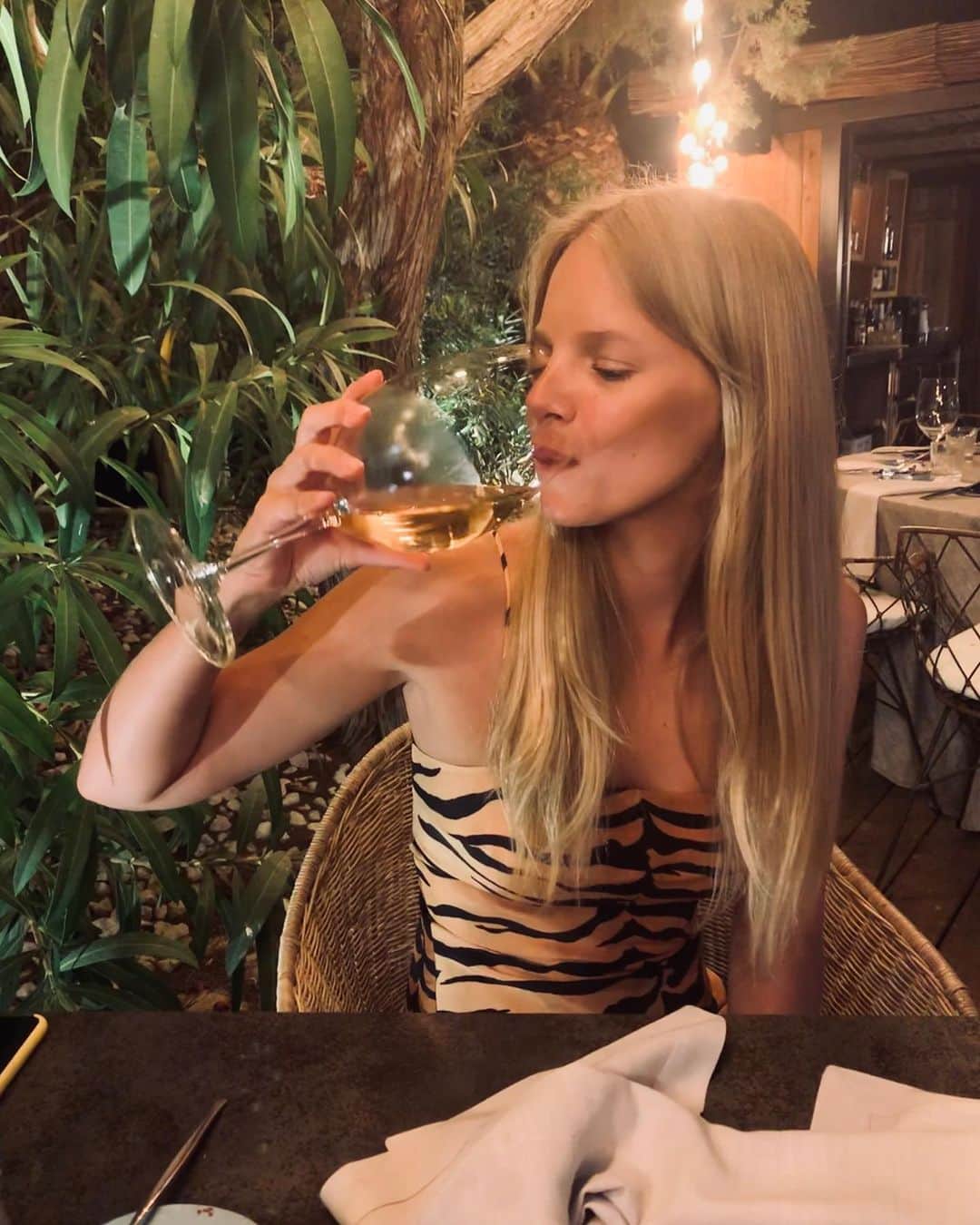 Marloes Horstのインスタグラム：「Finally a wine glass size i agree with 🍷」
