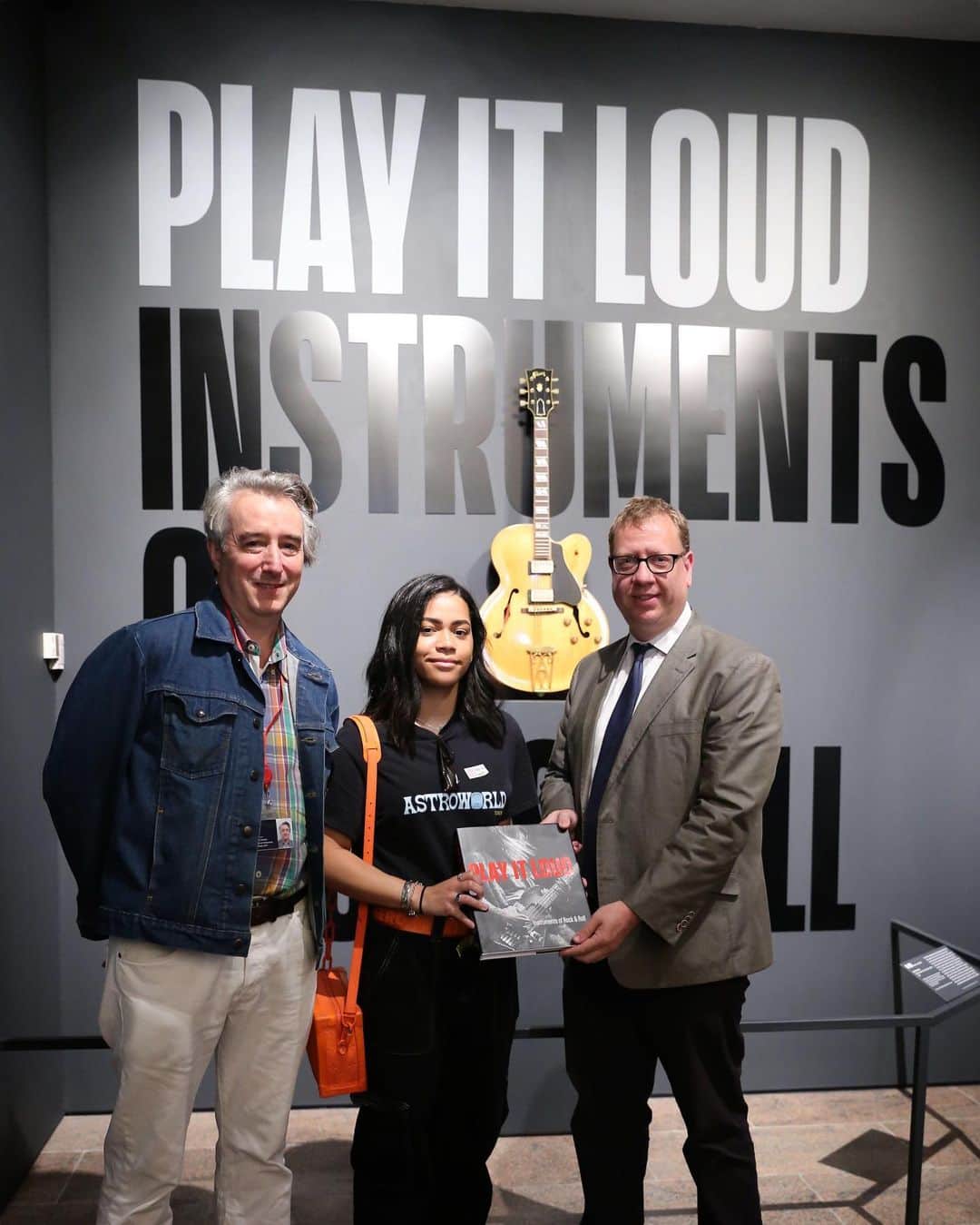メトロポリタン美術館さんのインスタグラム写真 - (メトロポリタン美術館Instagram)「Get loud—this week we welcomed our 500,000th visitor to "Play It Loud: Instruments of Rock & Roll"! 🎸 🎉  Congrats to visitor (and guitarist!) @haya.ar, who received a sign copy of the exhibition catalogue, pictured here with the curators. Thanks for visiting, Haya! #MetRockandRoll」8月17日 7時09分 - metmuseum