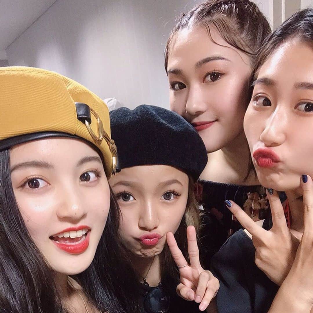 のインスタグラム：「最高の夏休み満喫しちゃいました🏝! 桃と行ったUSJから始まってたこ焼き食べまくった大阪旅〜台風直撃するっていう雨女発揮したんだけど まあそれもいい思い出🧚‍♀️⚡︎笑 繋がりを大切にしようって改めて思ったな〜 1週間一緒に遊んでくれたみんなありがとうございました❤︎ かなちゃんもありがとう❤︎ 今から東京戻ります!! 眠😴 #osaka #rioflake0107」