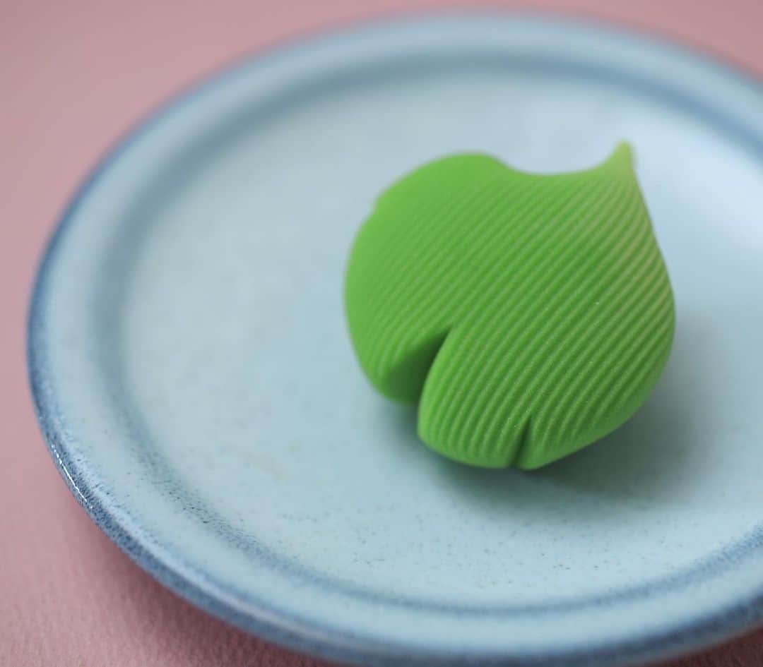 のインスタグラム：「今日の和菓子はねりきりで作った青銀杏です。 ねりきりとは白餡に餅や芋を混ぜて作った和菓子で 茶道 で使われる「主菓子」の一種です。 撮影 用に作成しました。  フェイスブックページのいいね！もよろしくお願いします。 https://www.facebook.com/shishisu/ Today's wagashi is Ginkgo leaf with Nerikiri. The Nerikiri is the material of wagashi made by mixing the rice cake and yam in white bean. Is a kind of "Jounamagashi" as used in the tea ceremony. The sweets I've made for the shooting.  #可愛い #撮影 #yummy #gm #photooftheday #happy #fun #life #work #อร่อย #ก็น่ารัก」
