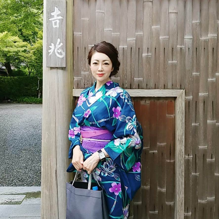 今堀恵理さんのインスタグラム写真 - (今堀恵理Instagram)「昨夜は京都五山送り火でした。 嵐山吉兆にて特別なDinnerを頂きました✨ 17時からお食事開始で20時の大文字焼きを女将さんに案内されて拝見しました  5か所で大文字は順番に行われますが各10分程度になります  本当は鵜飼をしながら大文字を見る予定でしたが、前日の台風の影響で濁流で中止になりましたが、貴重なお席に行けて良かったです  日本の夏、京都の夏は凛として風情ただよう大人の雰囲気 いいよね。  お料理はまた別投稿しますね  せっかくだから昼から着付けに行って浴衣を着ました 時計は　@nomonday_jp を着けました。見やすいスクエアタイプですクーポンコード『eri0809』 使用で10パーセントオフになります。  #京都五山送り火　#五山送り火2019 #鵜飼　#嵐山吉兆　#和食　#浴衣美人　#kyoto #arashiyama #夏の思い出　#大人の遊び　#ミシュラン3星 #nomonday#ノーマンデー#腕時計#時計#手元倶楽部」8月17日 7時20分 - eriimahori